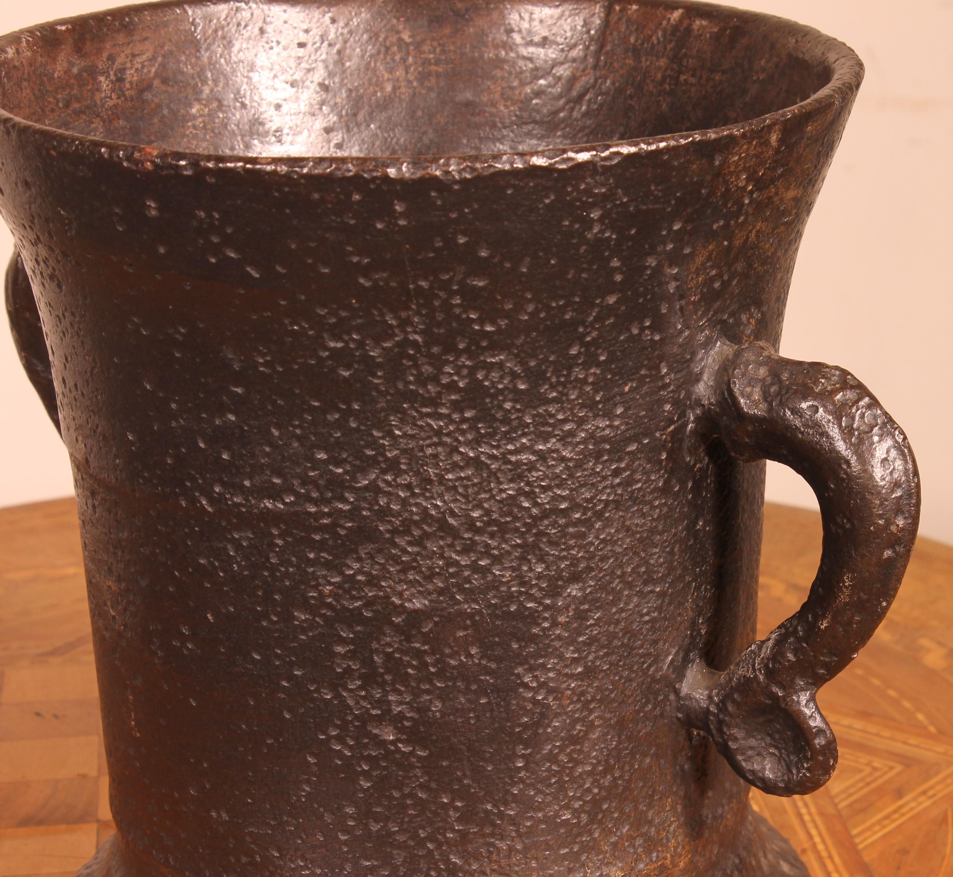 16th Century Cast Iron Mortar In Good Condition For Sale In Brussels, Brussels