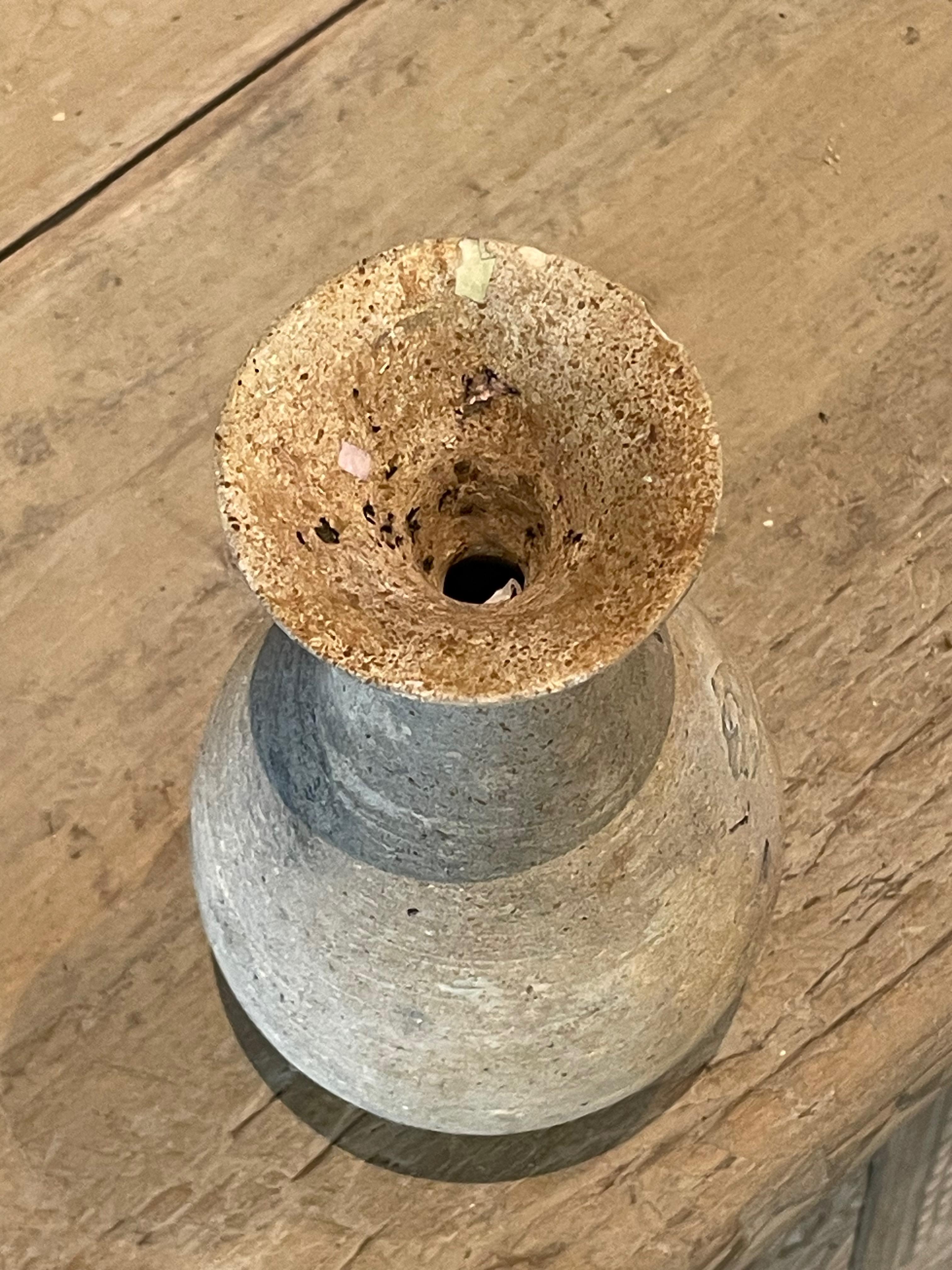 Vase en forme de tulipe en céramique de Sawankhalok, Thaïlande, 16e siècle, provenant de la vieille ville de Sawankhalok, connue pour ses poteries.
Belle patine naturelle due à l'immersion dans l'eau.
Fait partie d'une très grande collection de