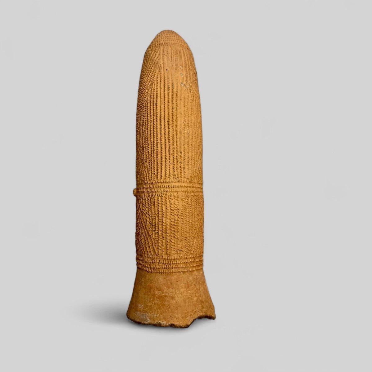 Bellissima urna funeraria in terracotta proveniente dalla regione di Bura (Niger) in Africa occidentale. Questa scultura antropomorfa cilindrica è ornata da disegni geometrici. Raffigura una figura umana con un corpo fallico stilizzato, che forse