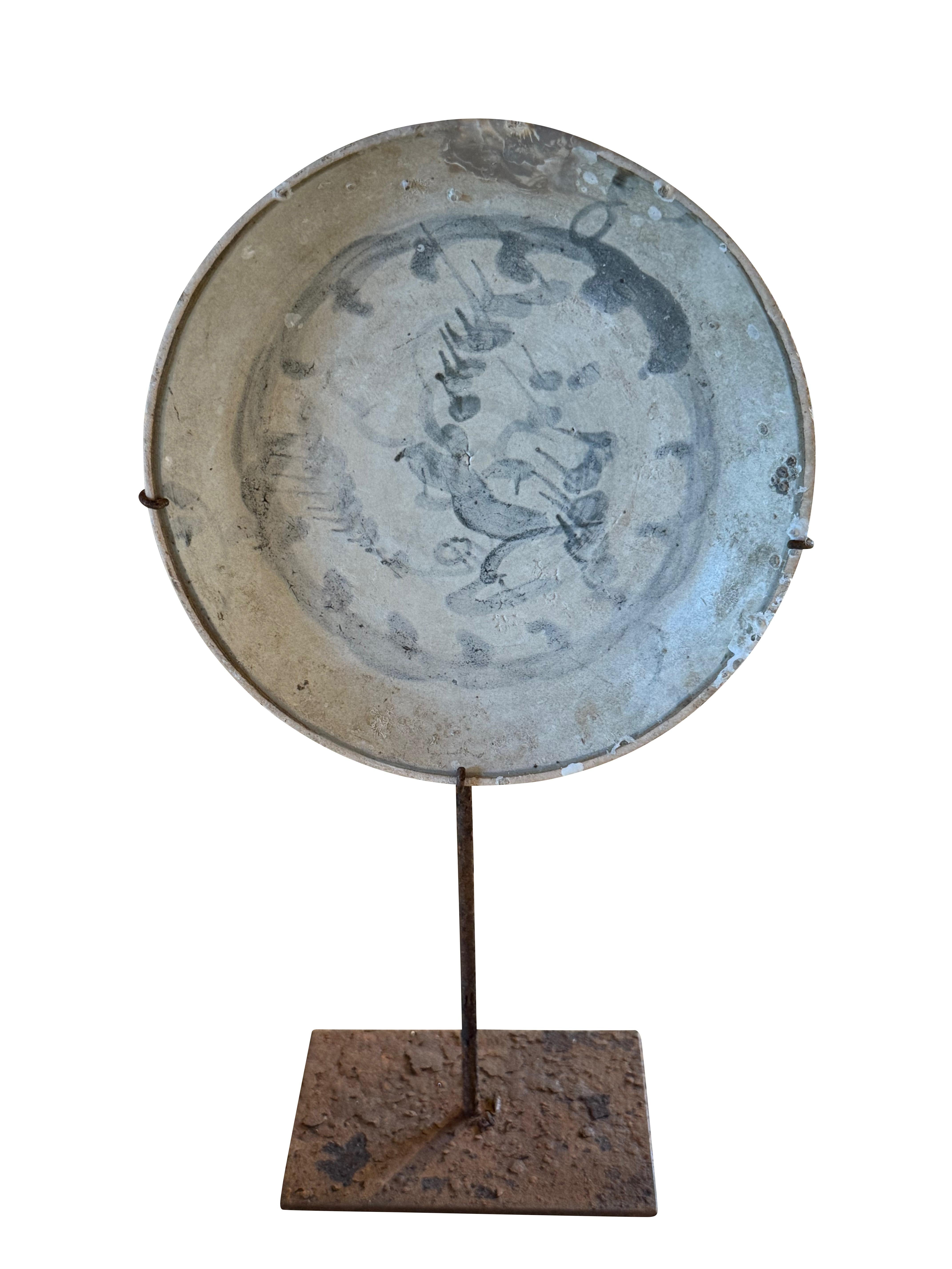 Piatto in porcellana dipinto a mano della Cina della dinastia Ming del XVI secolo su supporto.
Motivo del drago.
Due disponibili e venduti singolarmente.
S7086 7,5