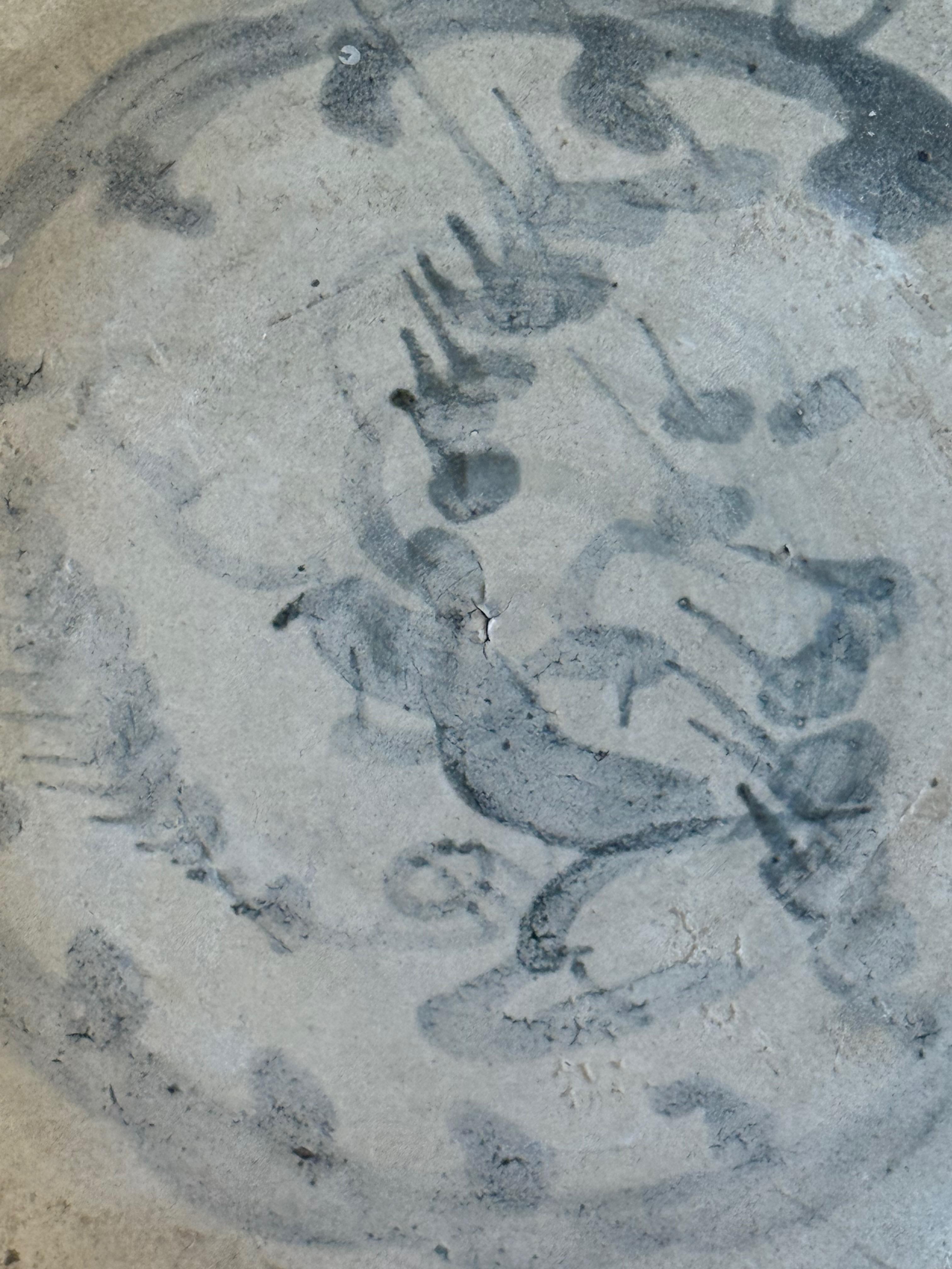 Cinese Piatto in porcellana della Cina del XVI secolo della dinastia Ming su supporto in vendita