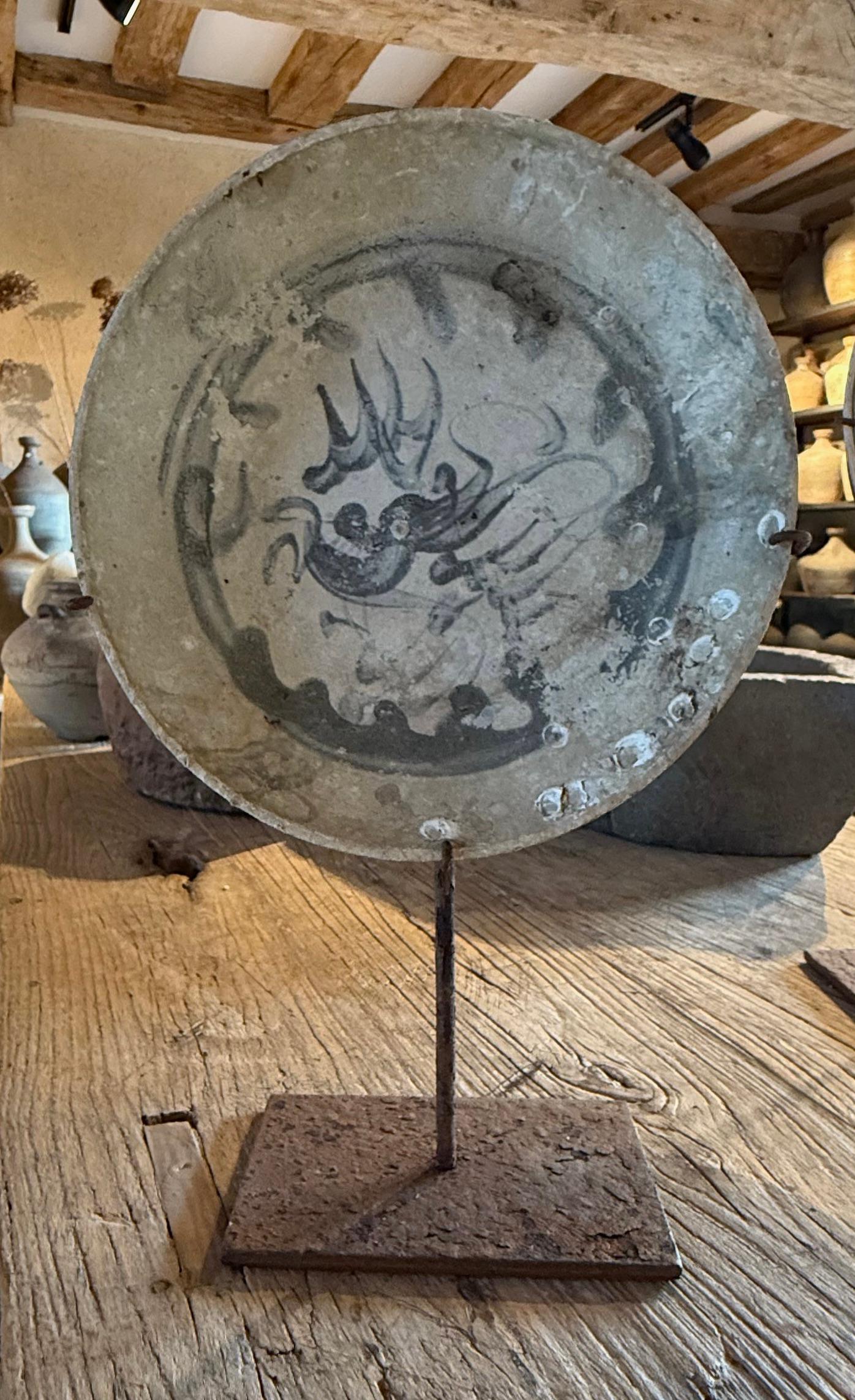 Piatto in porcellana della Cina del XVI secolo della dinastia Ming su supporto In condizioni buone in vendita a New York, NY