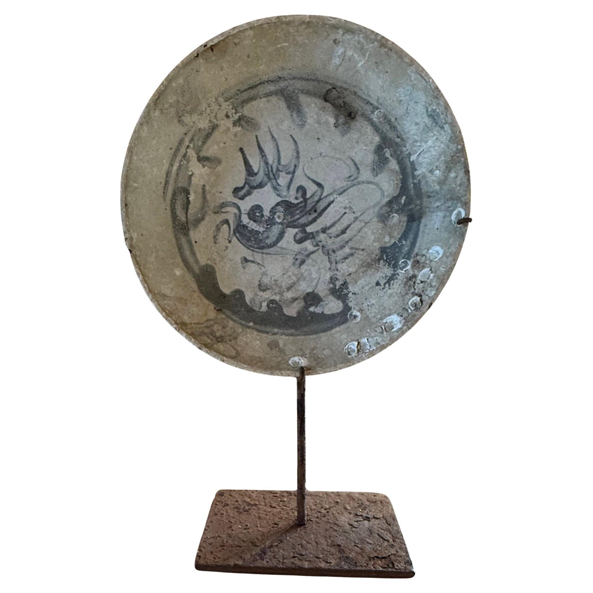 Assiette en porcelaine de la dynastie chinoise Ming Ming du 16e siècle sur pied