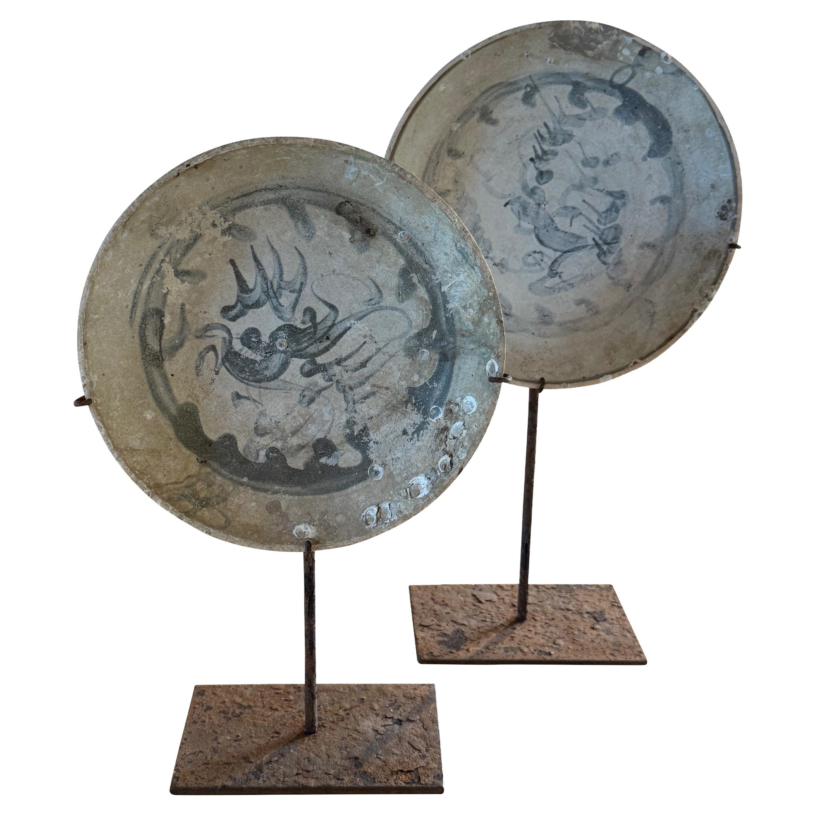 Piatto in porcellana della Cina del XVI secolo della dinastia Ming su supporto