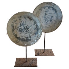 Piatto in porcellana della Cina del XVI secolo della dinastia Ming su supporto