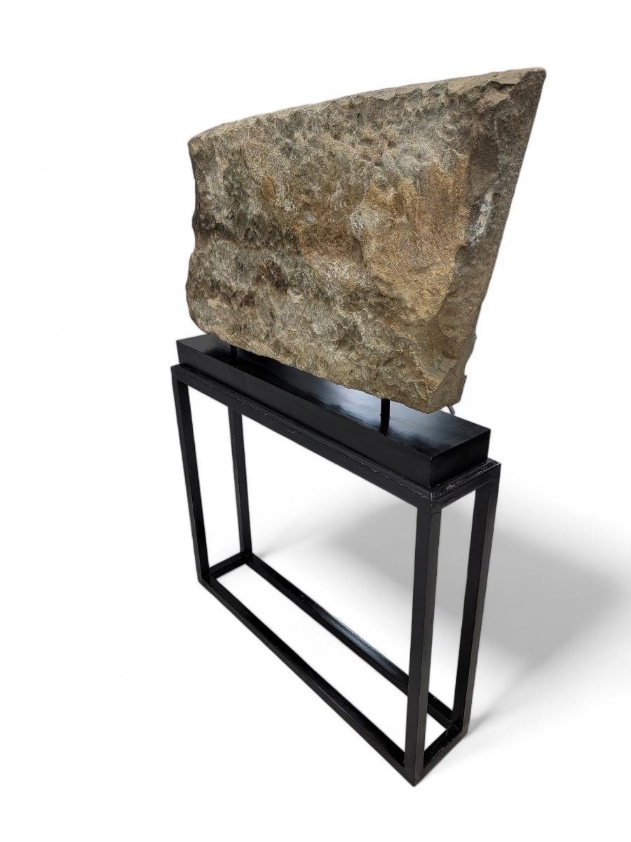 Rustique Ancien panneau chinois en pierre grise sculpté à la main avec Stand en vente