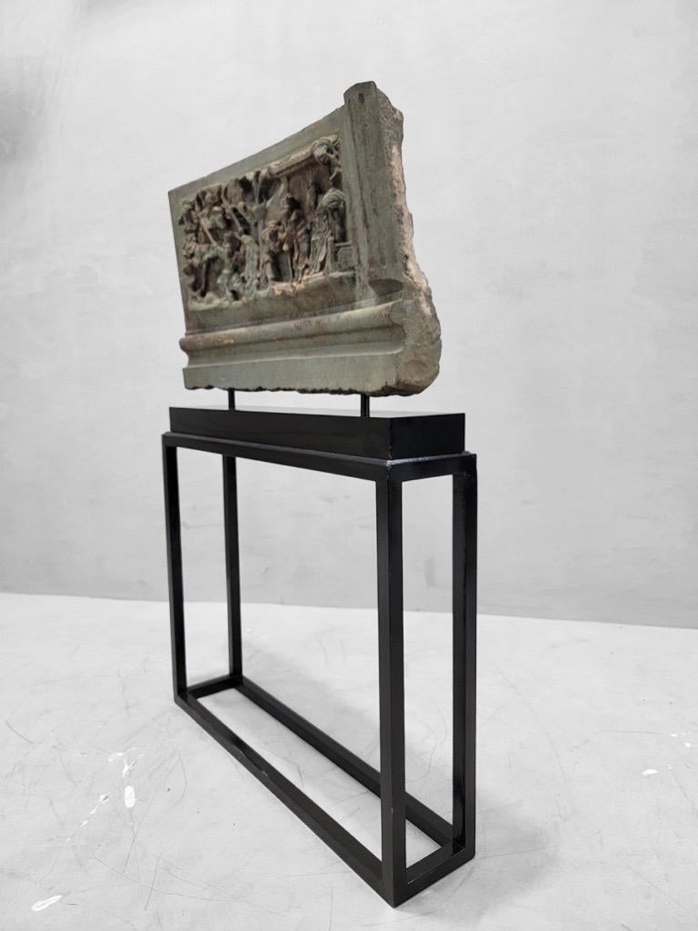 Ancien panneau chinois en pierre grise sculpté à la main avec Stand Bon état - En vente à Chicago, IL