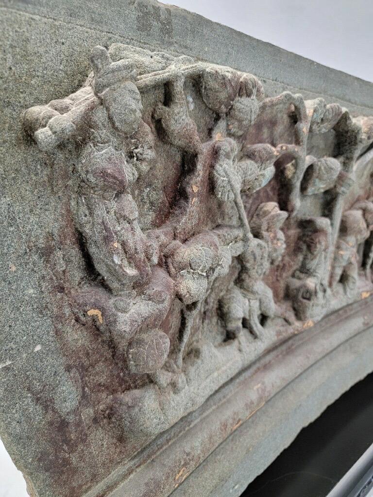 Ancien panneau chinois en pierre grise sculpté à la main avec Stand en vente 2