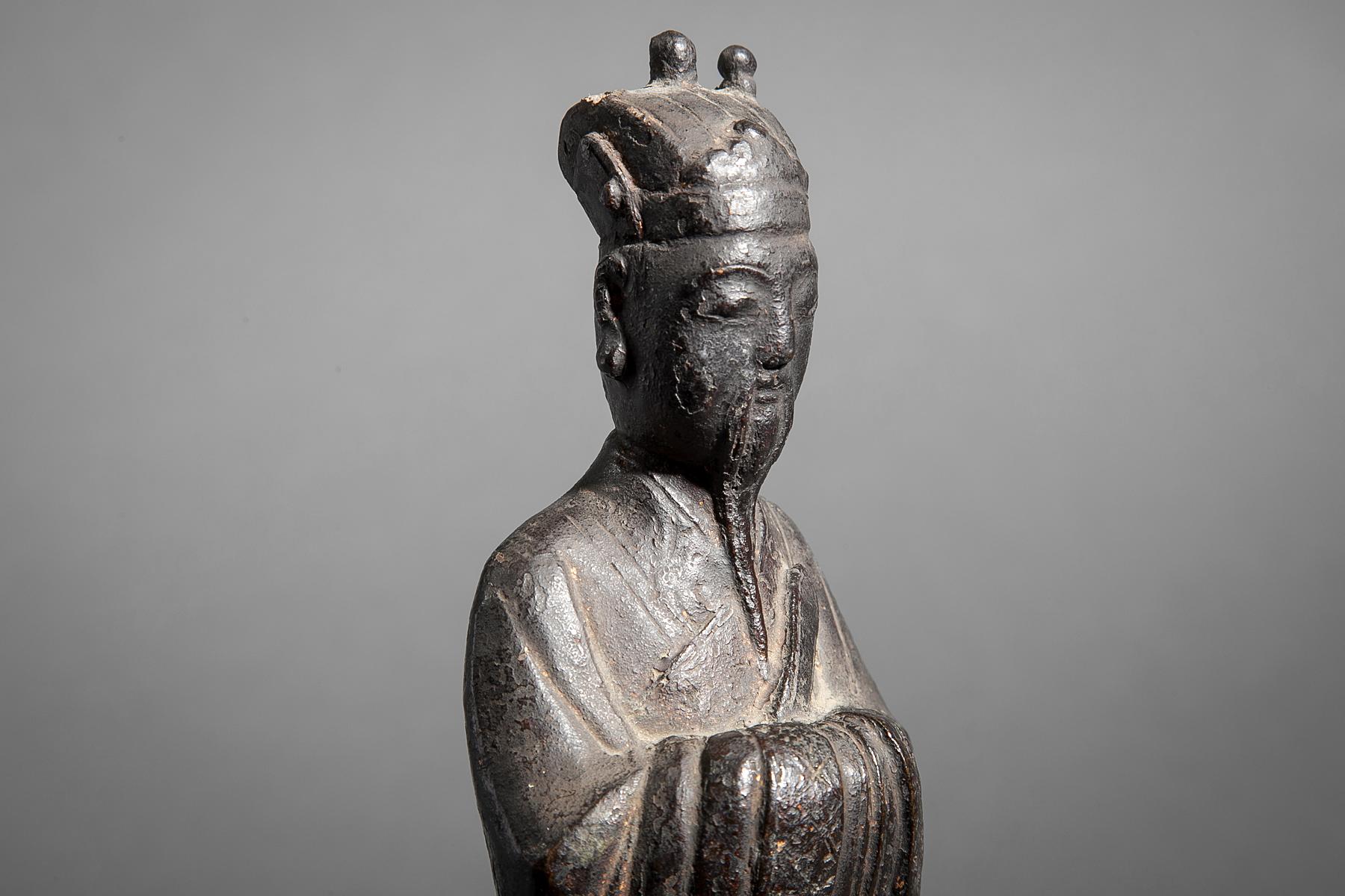 Figure d'un noble debout en bronze chinois du 16e siècle Bon état - En vente à Hudson, NY