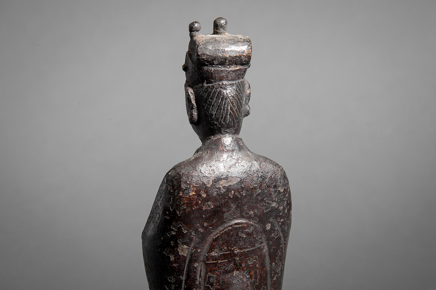XVIIIe siècle et antérieur Figure d'un noble debout en bronze chinois du 16e siècle en vente