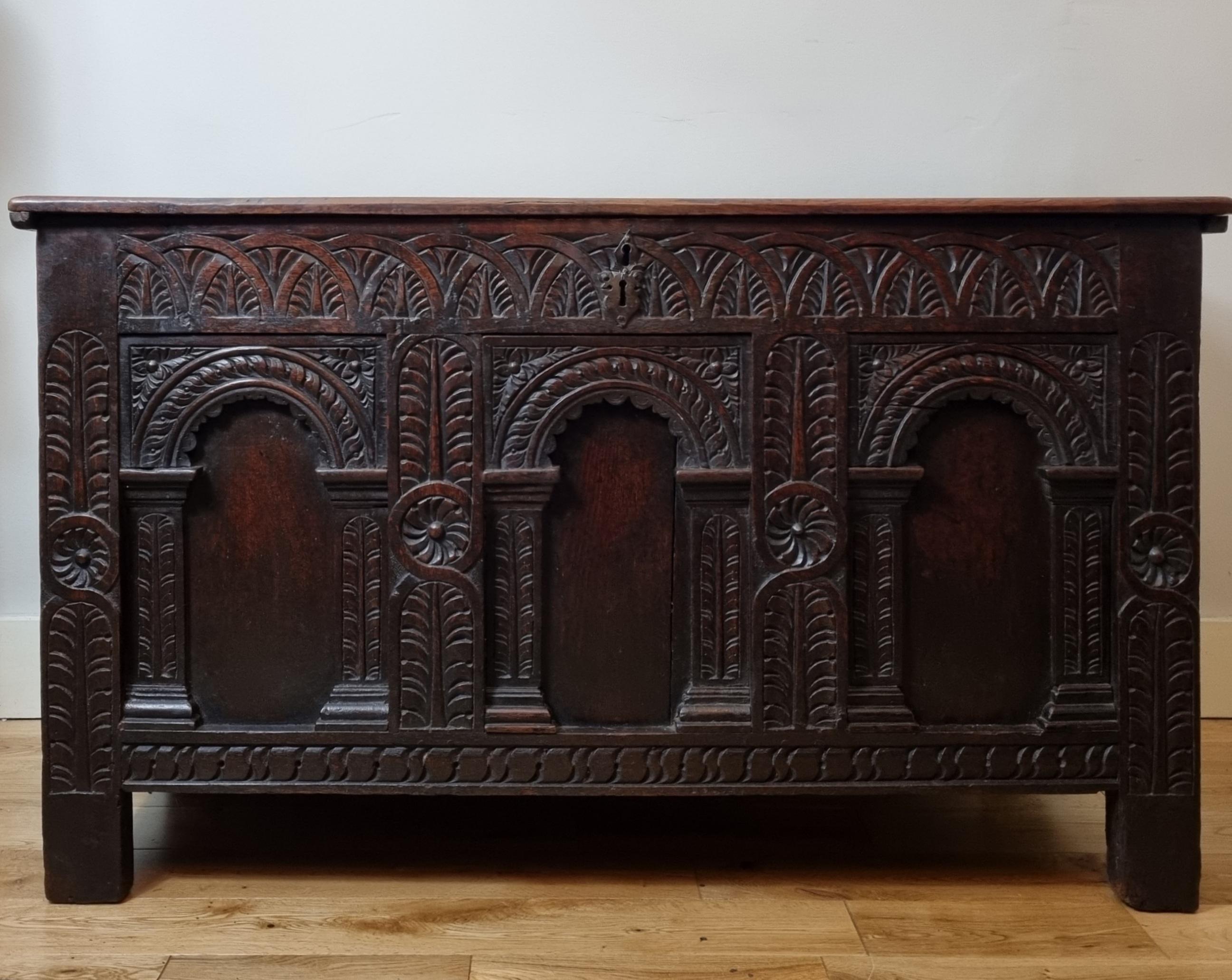 Elizabethan carved oak chest , Circa 1580 . exceptional colour and patination , 

retaining all its original boards , three arcaded panels with carved decoration .  A lovely chest in very good antique condition. 

130cm w x 55.5 cm d x  75 cm h 