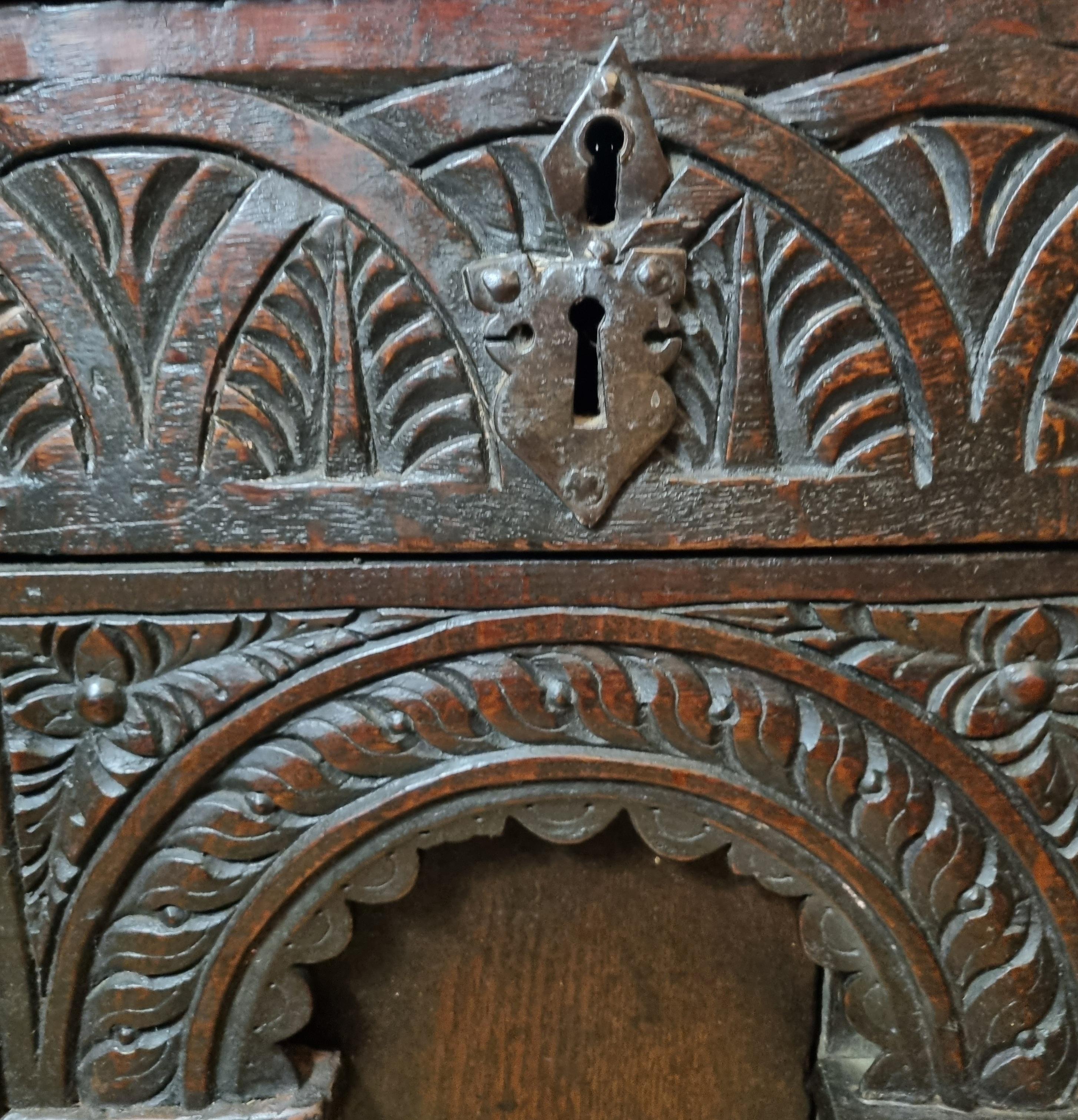 Arqueta isabelina de roble tallado del siglo XVI  en venta 1