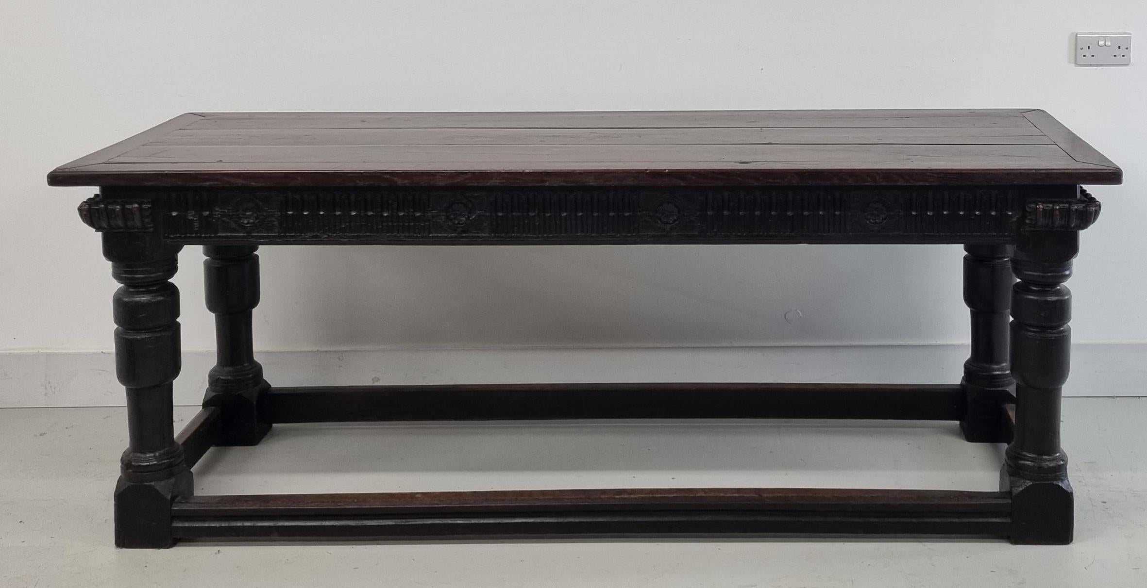 Un tavolo da refettorio elisabettiano in legno di quercia intagliato risalente al 1580. Questo tavolo è un esempio estremamente raro e raffinato che mostra la più alta qualità di lavorazione artigianale. Presenta quattro audaci gambe tornite con un