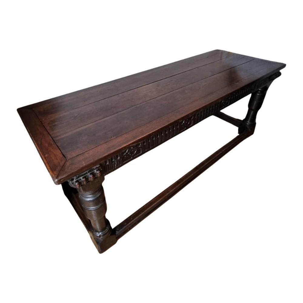 Table de réfectoire élisabéthaine en chêne sculpté datant de 1580. Cette table est un exemple extrêmement rare et raffiné qui témoigne de la plus haute qualité d'exécution. Il se compose de quatre pieds audacieux et tournés, avec un design simple de