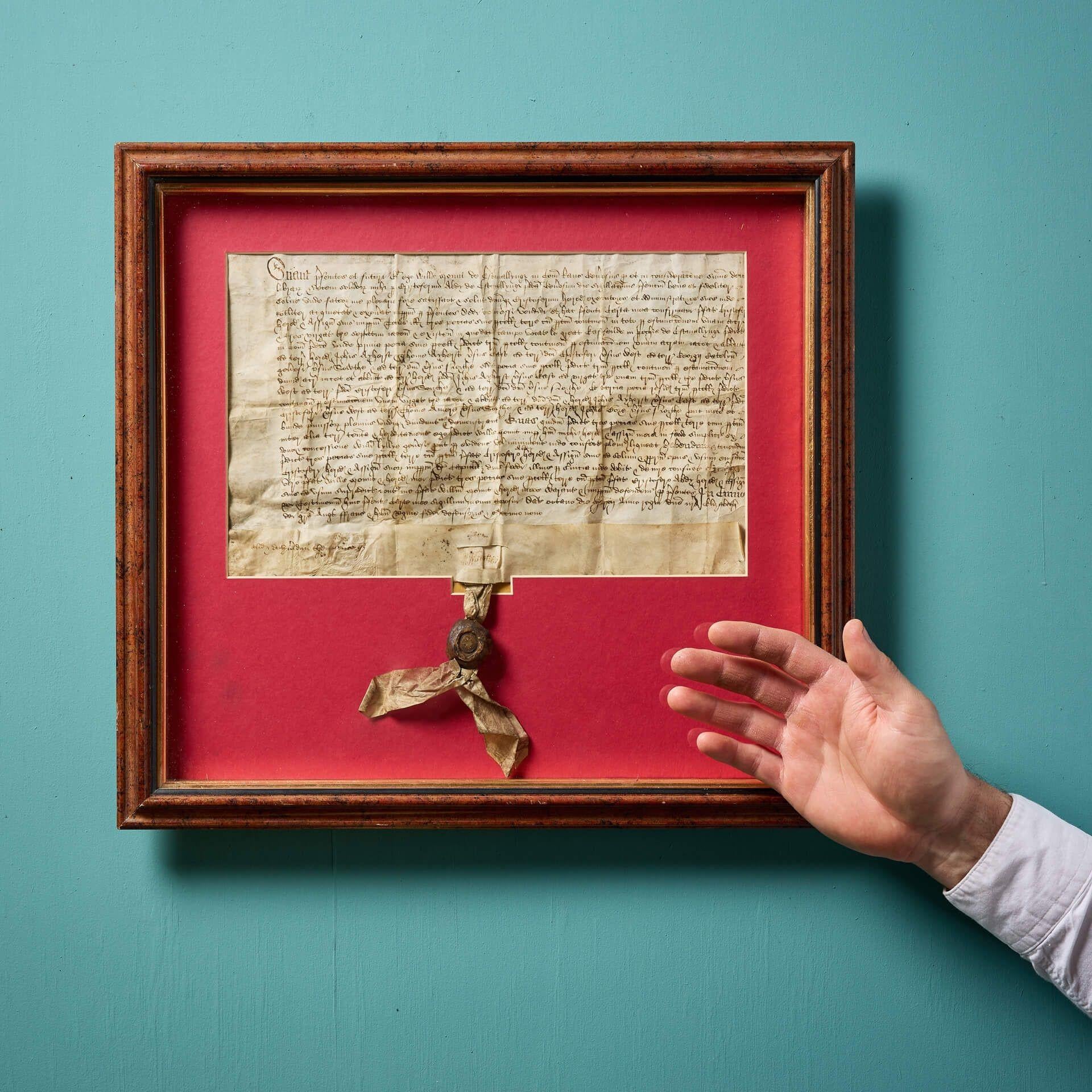 Eine elisabethanische gerahmte Verkaufsurkunde in lateinischem Text, die sich auf Great Estfeilde in East Malling, Kent, bezieht und auf ca. 1577 datiert ist.
 
Dieses Dokument wurde vermutlich im 17. Jahrhundert zwischen den früheren Besitzern des