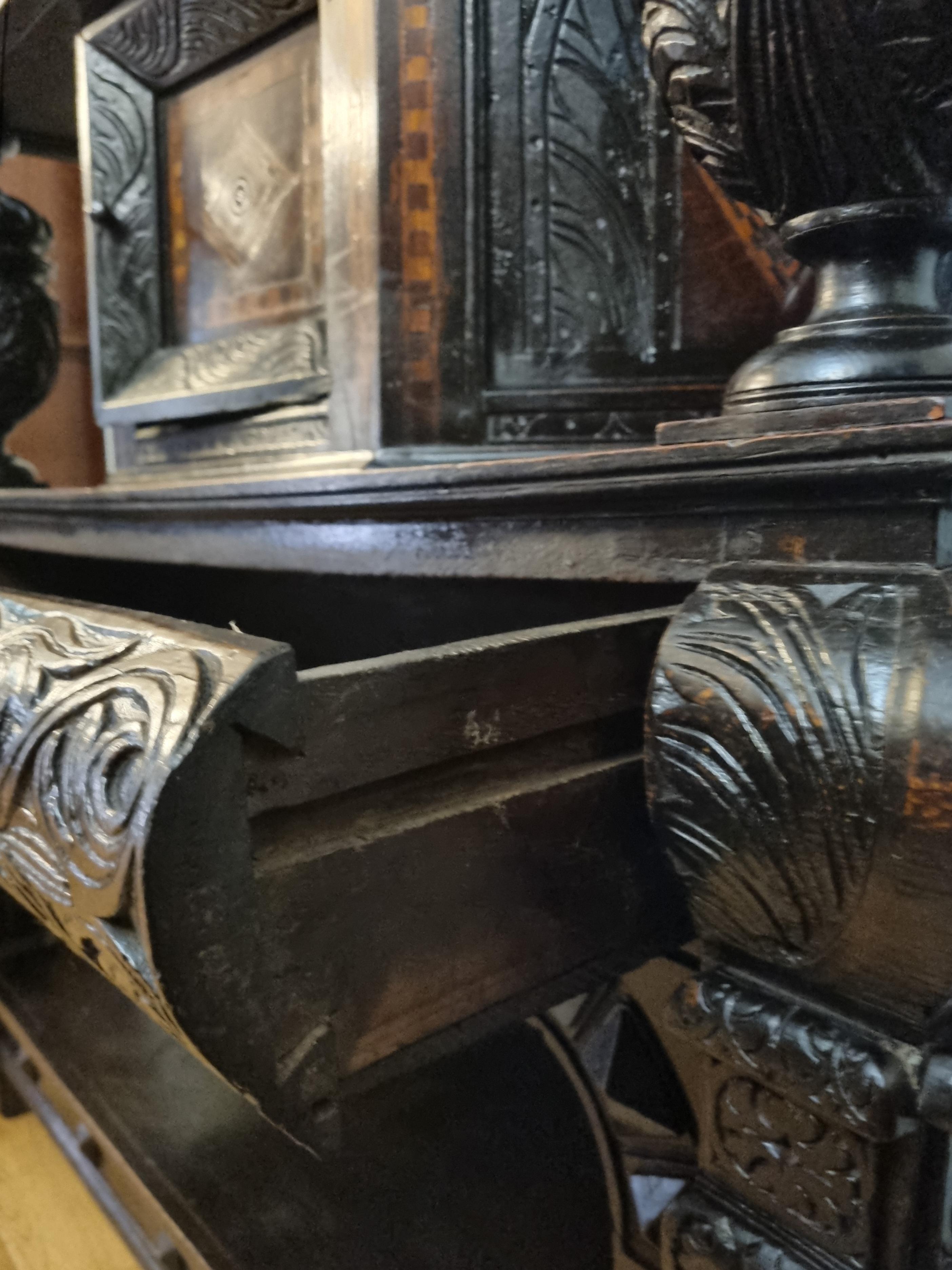 16. Jahrhundert Elizabethan Intarsien Eiche Livery Cupboard (Eichenholz) im Angebot