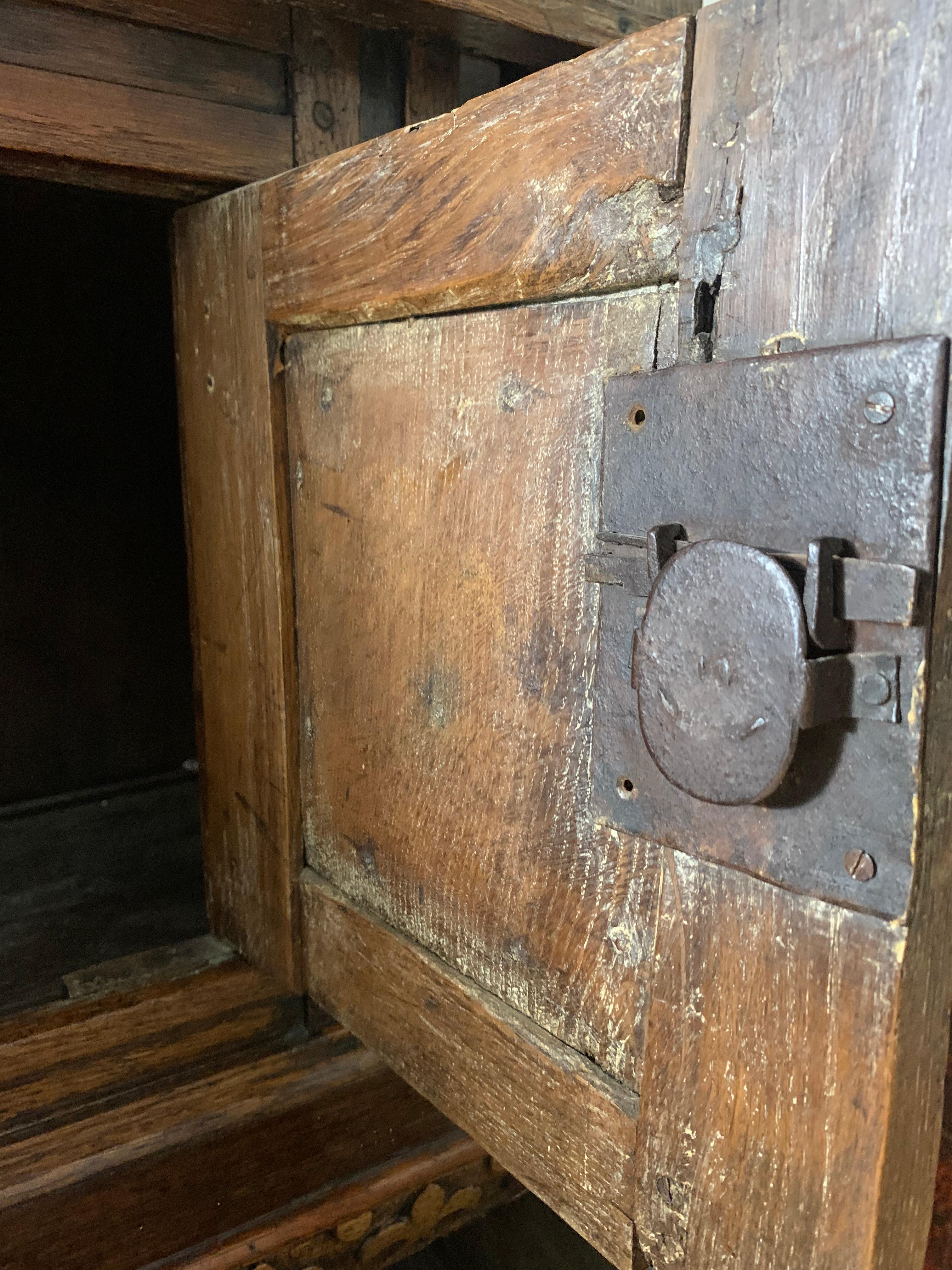 16th Century Elizabethan Joined Oak Livery Court Cupboard For Sale 4