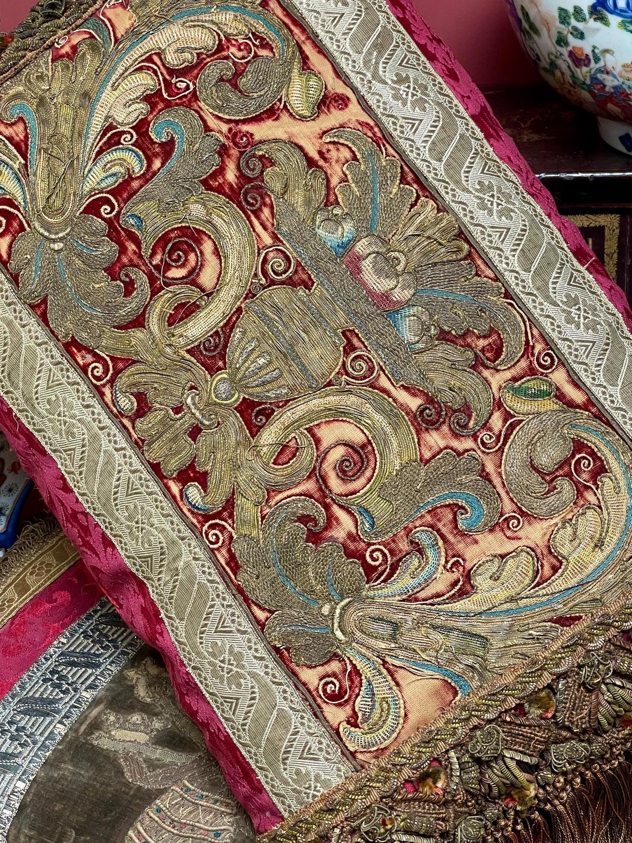 Magnifique oreiller ancien

Fabriqué à la main à partir d'un panneau brodé très rare de la fin du XVIe siècle.

Œuvre de la Renaissance italienne, probablement de Florence

Broderie exquise utilisant des soies colorées et principalement des fils