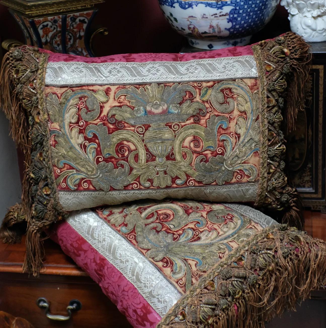 Baroque Oreiller en broderie du XVIe siècle fait sur mesure et à la main en vente
