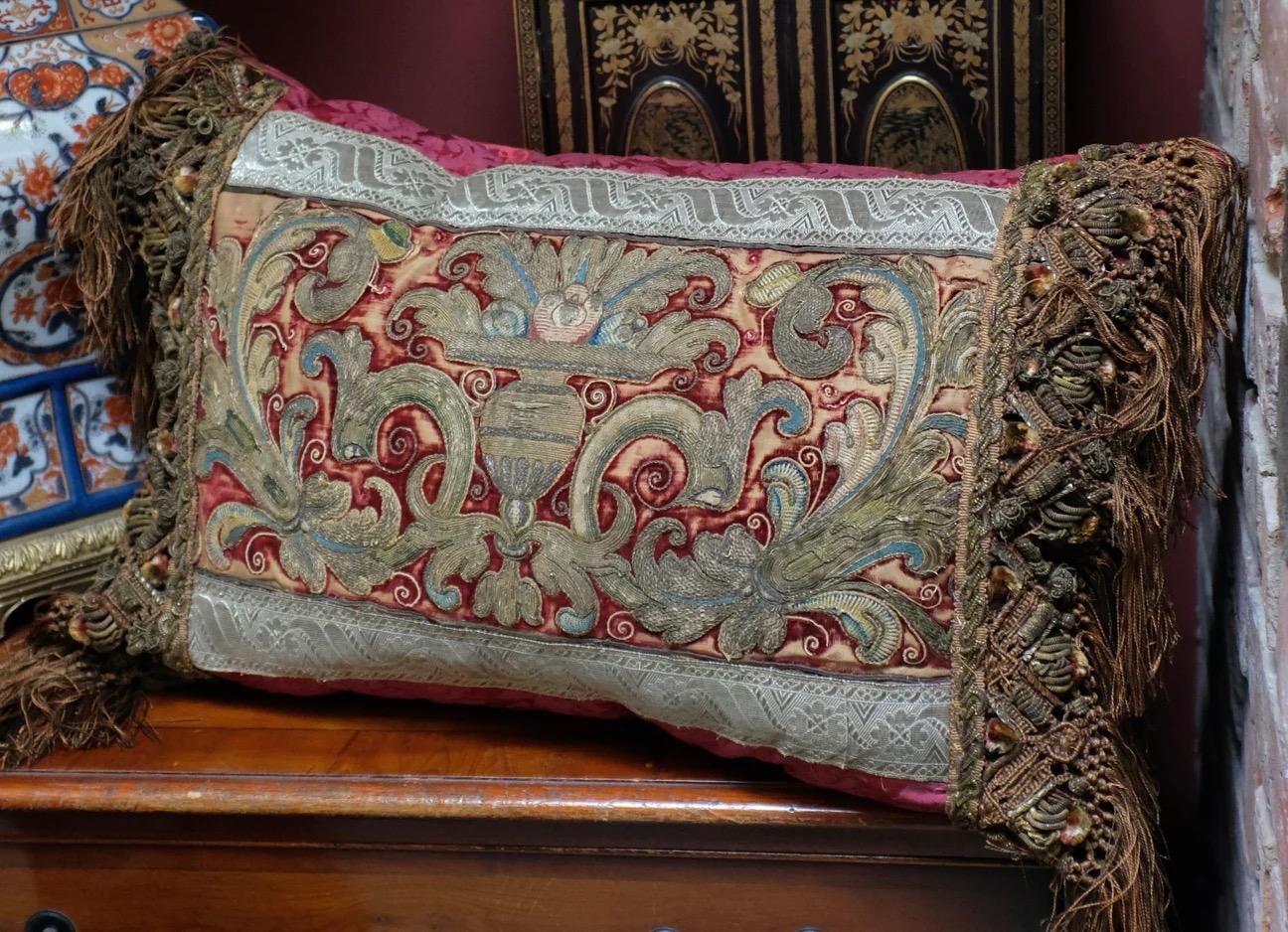 italien Oreiller en broderie du XVIe siècle fait sur mesure et à la main en vente