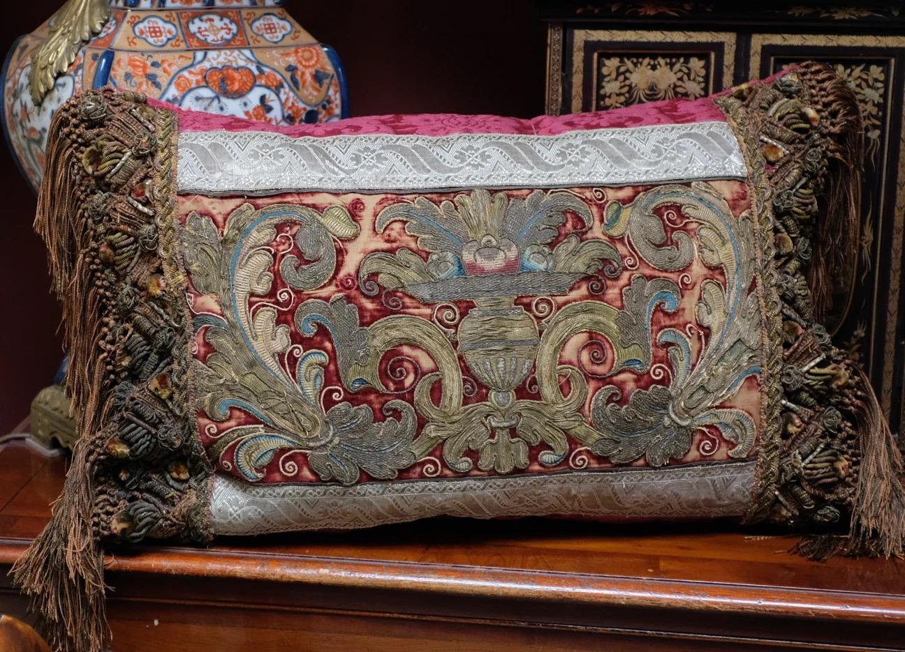 Fait main Oreiller en broderie du XVIe siècle fait sur mesure et à la main en vente