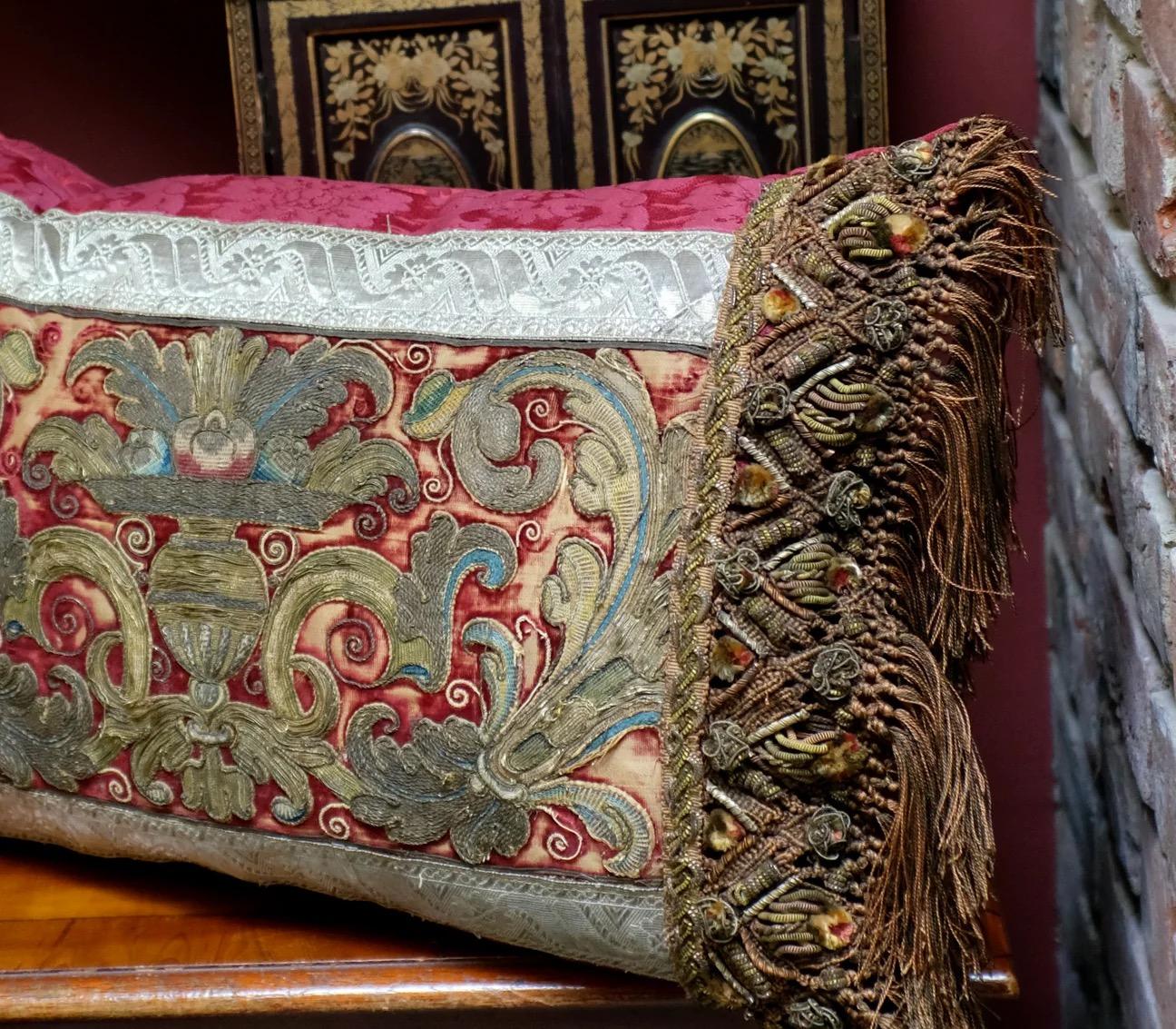 XVIIIe siècle et antérieur Oreiller en broderie du XVIe siècle fait sur mesure et à la main en vente