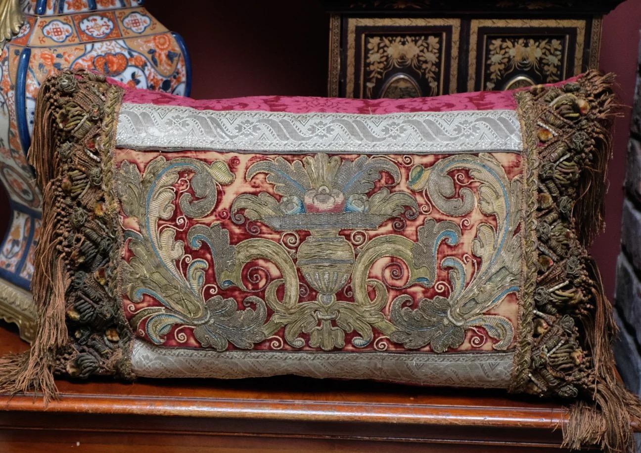 Tissu Oreiller en broderie du XVIe siècle fait sur mesure et à la main en vente