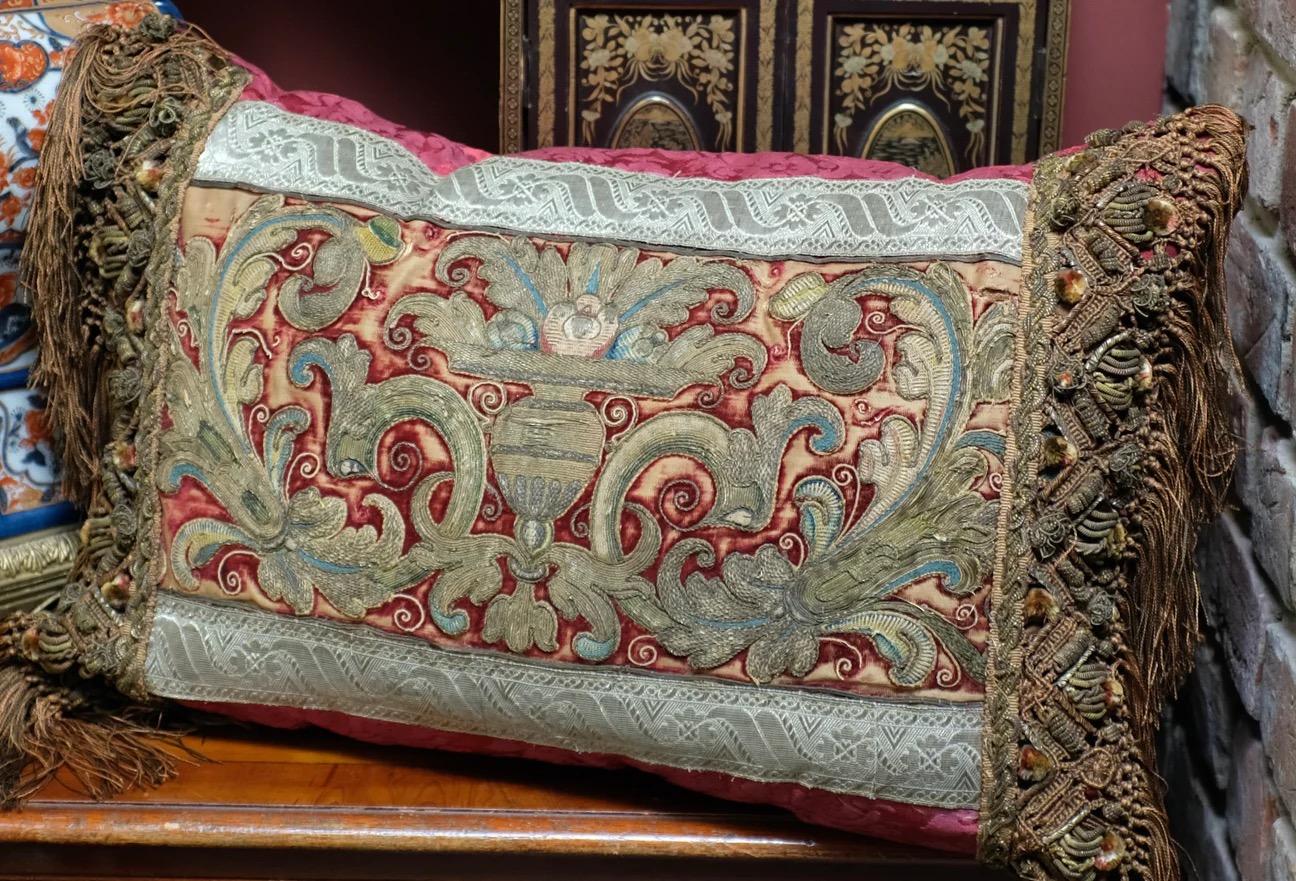 Barocco Cuscino con ricamo del XVI secolo in vendita
