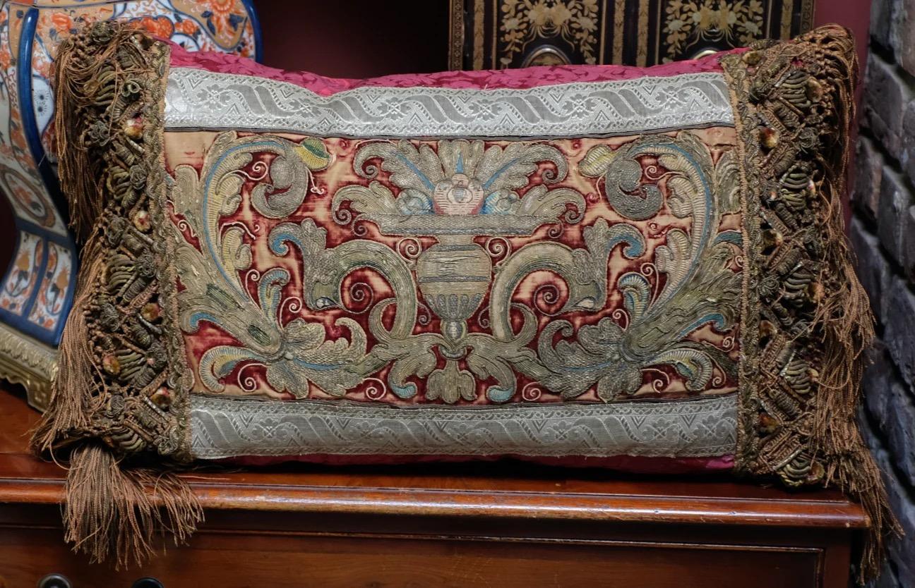 Italiano Cuscino con ricamo del XVI secolo in vendita