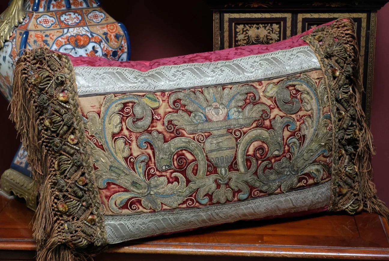 Fatto a mano Cuscino con ricamo del XVI secolo in vendita