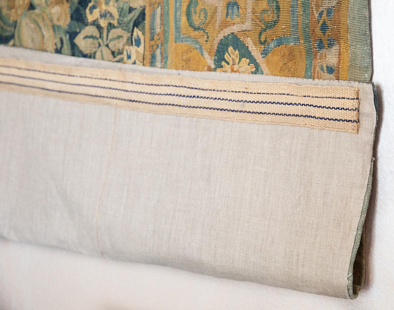 Tapiz holandés de lana y seda Enghien del siglo XVI Flora Fauna en venta 4