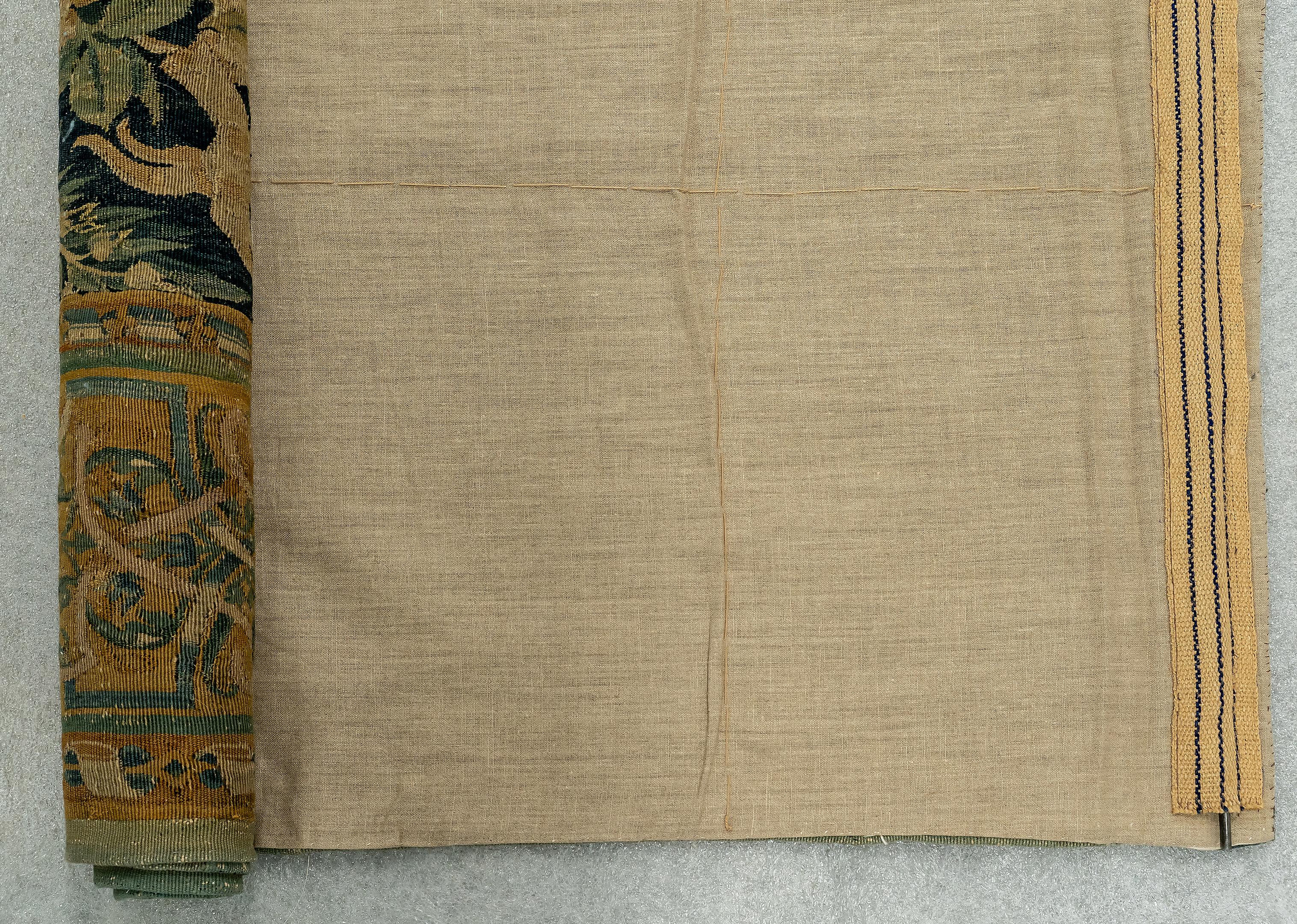 Tapiz holandés de lana y seda Enghien del siglo XVI Flora Fauna en venta 5