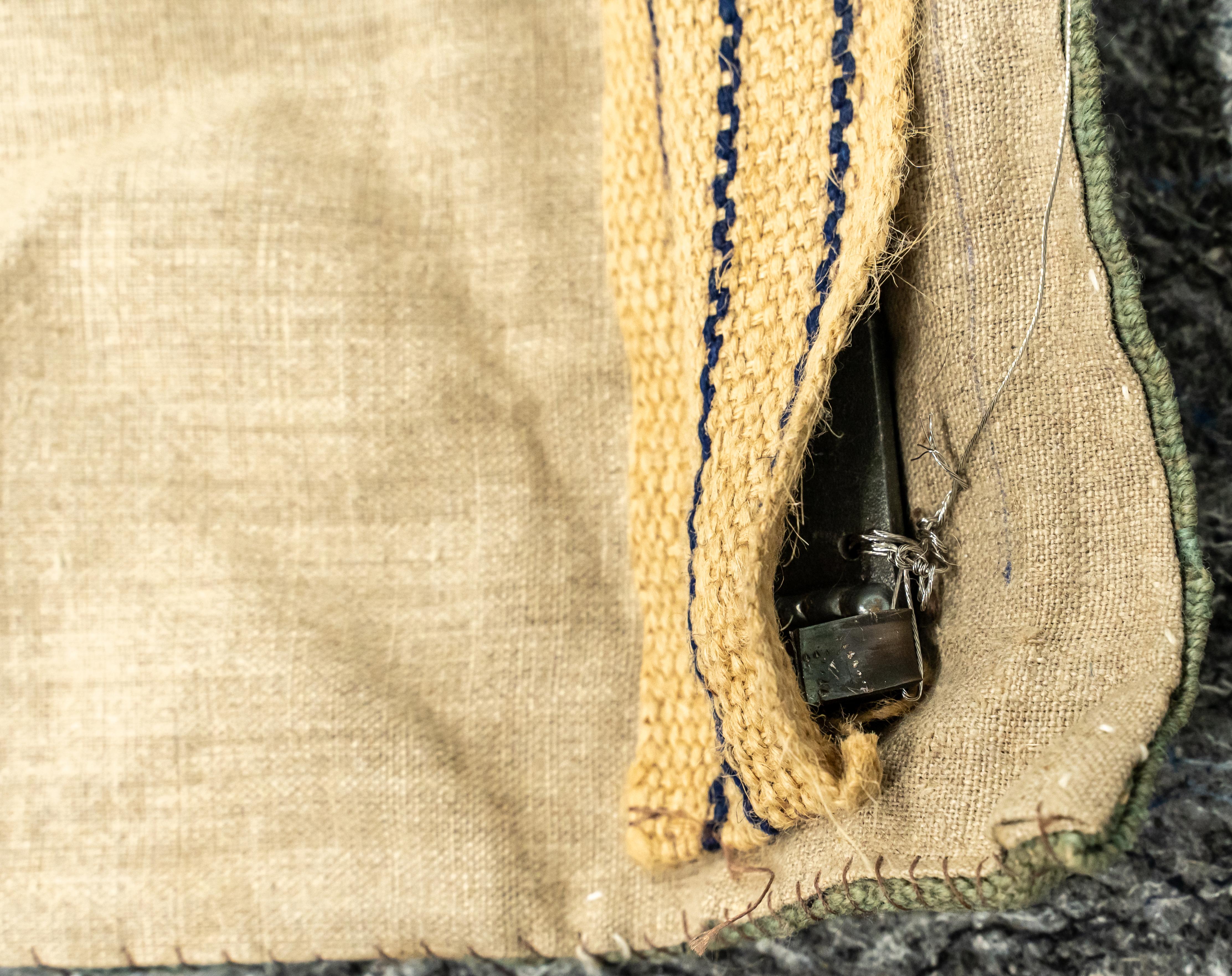 Tapiz holandés de lana y seda Enghien del siglo XVI Flora Fauna en venta 7