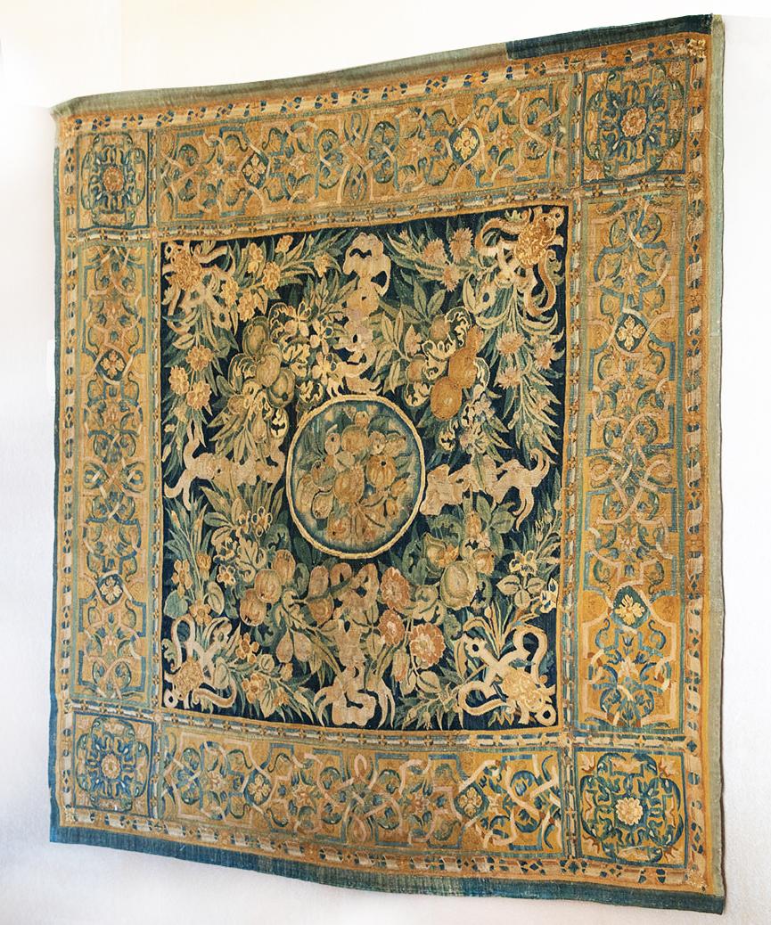 Tapiz holandés de lana y seda Enghien del siglo XVI Flora Fauna


Se ofrece a la venta un raro tapiz del Taller holandés de Enghien, de la segunda mitad del siglo XVI. El tapiz está tejido con fibras naturales de lana y seda en tonos beis, verdes y