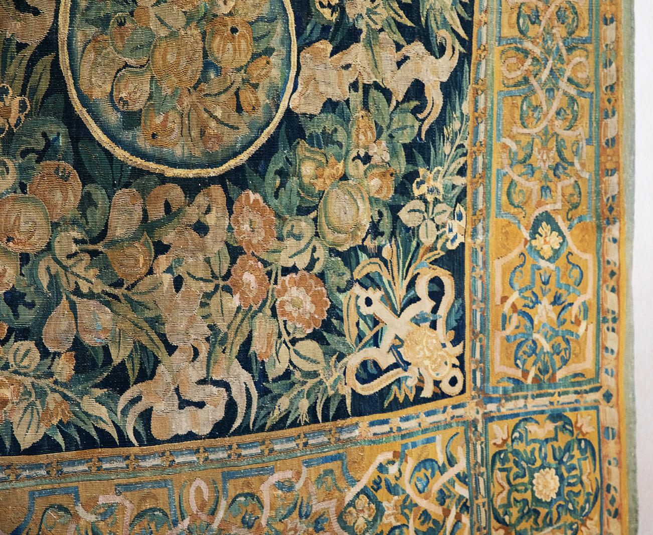 Tapiz holandés de lana y seda Enghien del siglo XVI Flora Fauna Colonial holandés en venta