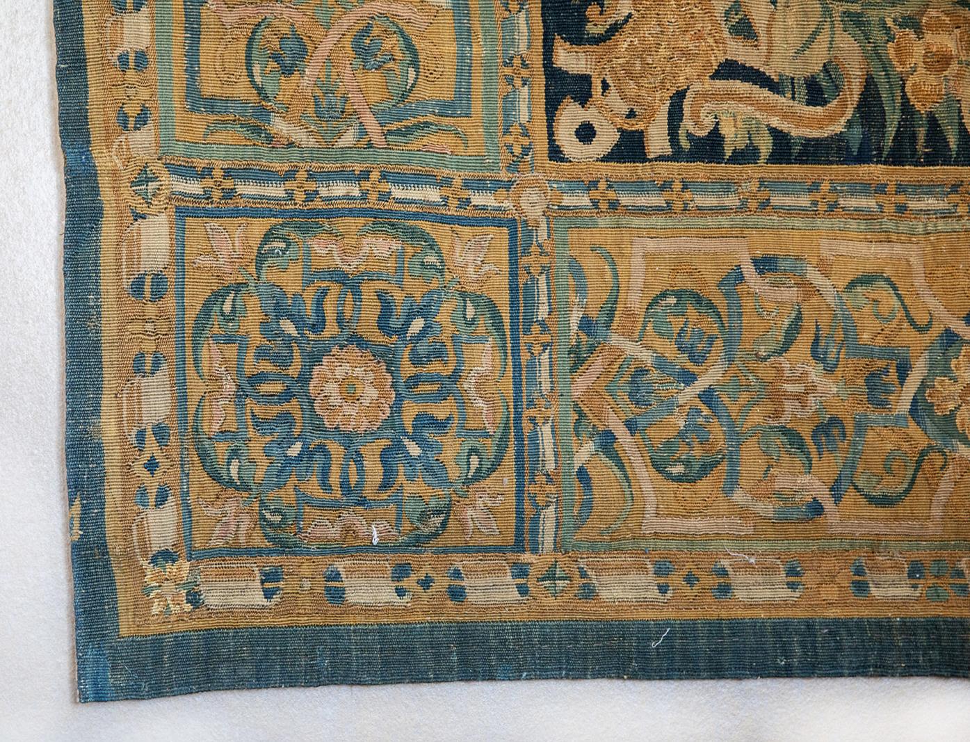 Tapiz holandés de lana y seda Enghien del siglo XVI Flora Fauna Belga en venta