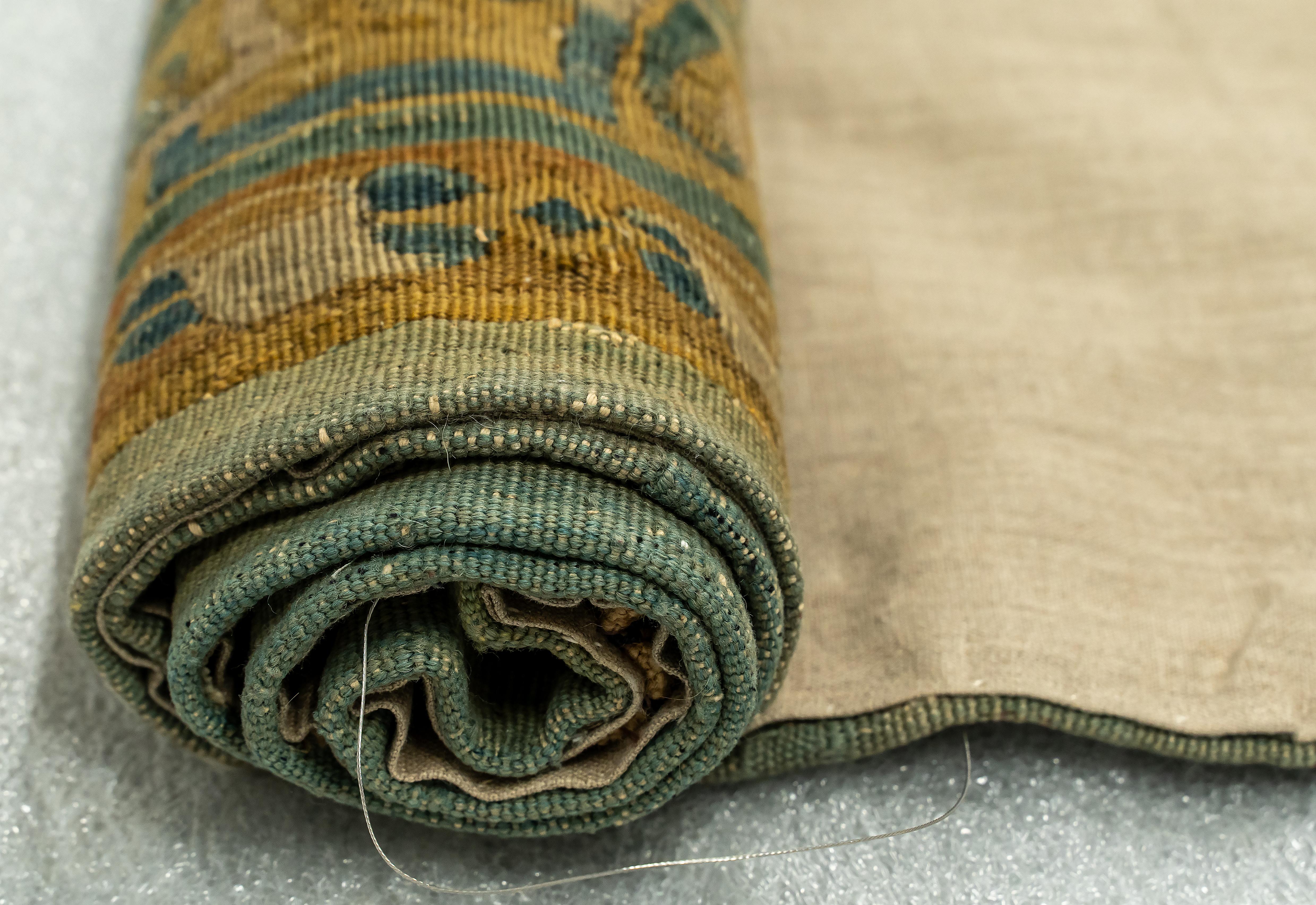 Tapiz holandés de lana y seda Enghien del siglo XVI Flora Fauna en Bueno estado para la venta en Miami, FL