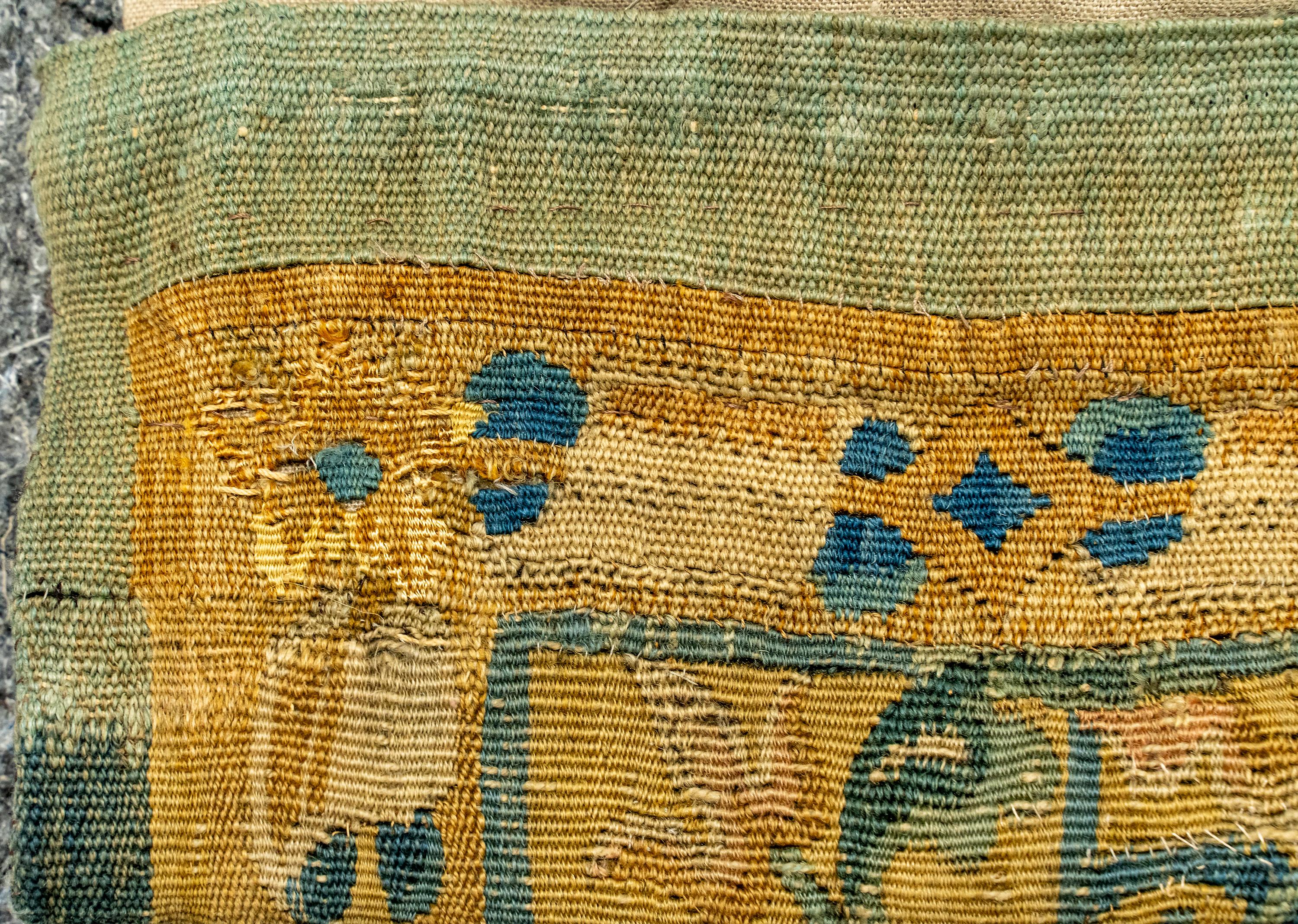 Tapiz holandés de lana y seda Enghien del siglo XVI Flora Fauna Metal en venta