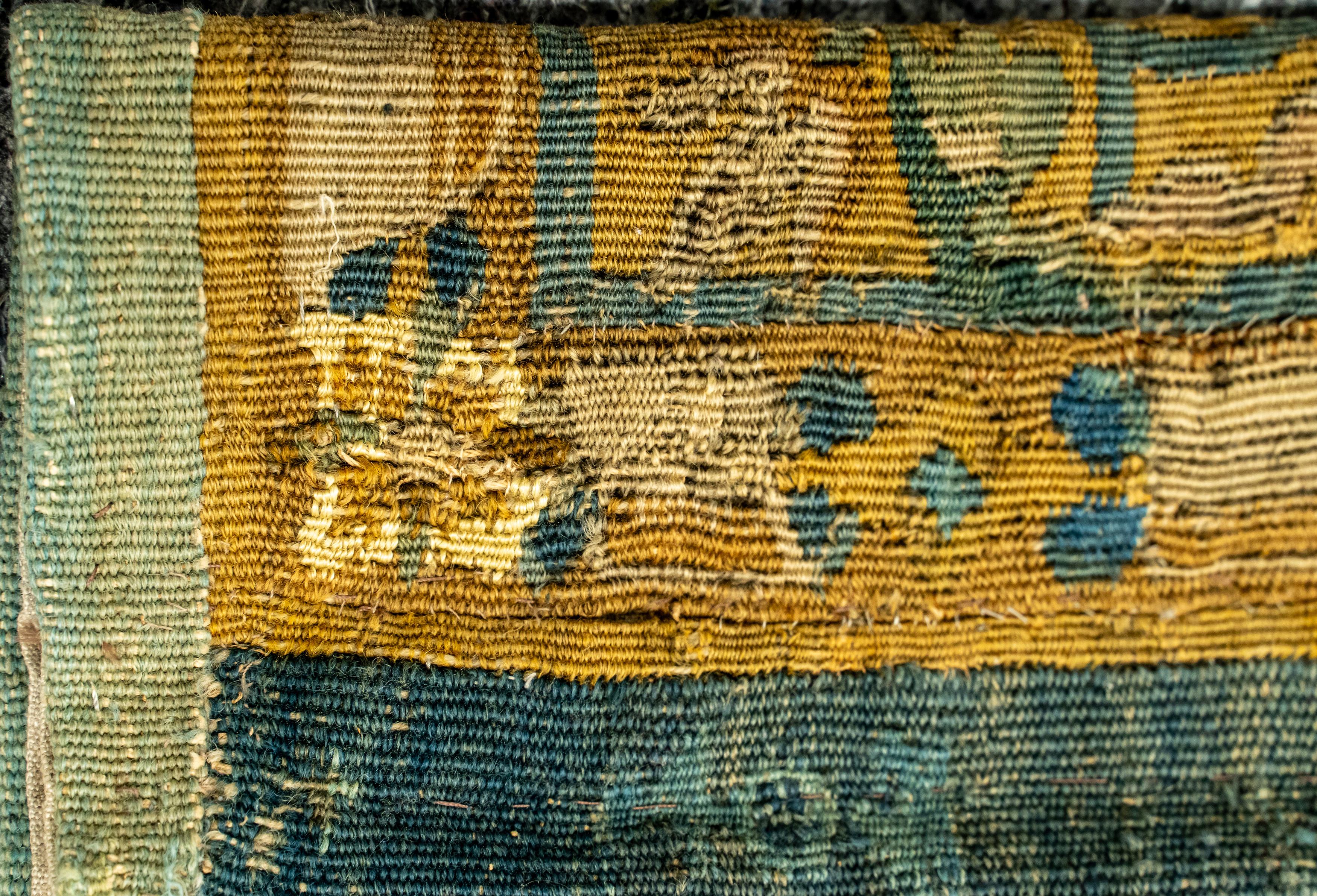 Tapiz holandés de lana y seda Enghien del siglo XVI Flora Fauna en venta 1