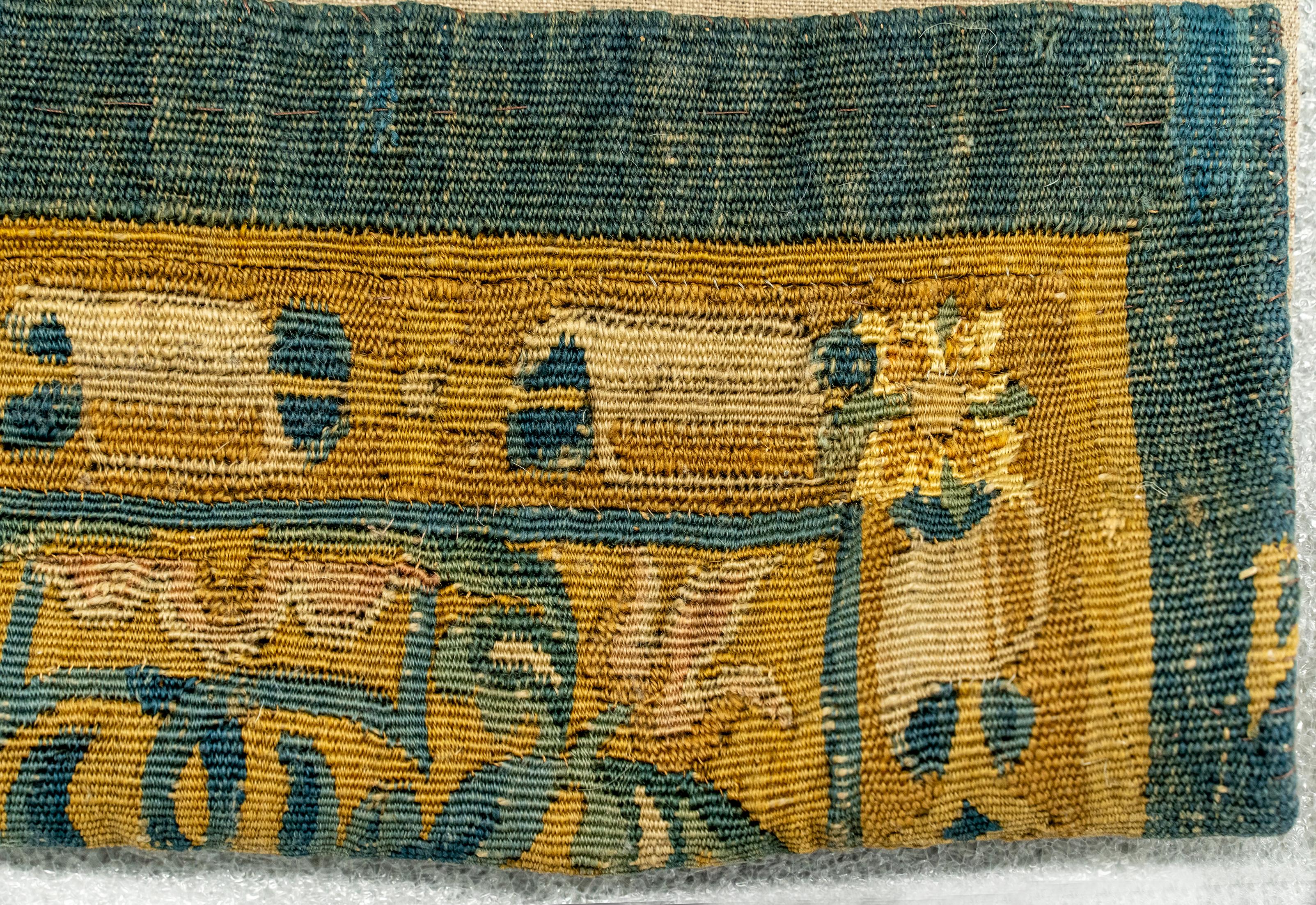 Tapiz holandés de lana y seda Enghien del siglo XVI Flora Fauna en venta 2