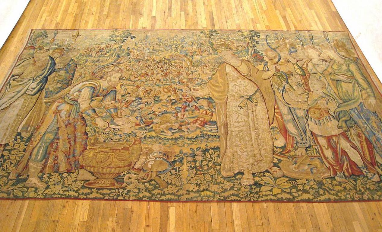 Tapisserie historique flamande de la seconde moitié du XVIe siècle, représentant la victoire de Tomyris sur Cyrus le Grand. Tomyris, chef d'un peuple gréco-iranien pastoral, les Massagètes, se tient debout, triomphante, au centre, tenant un arc, et