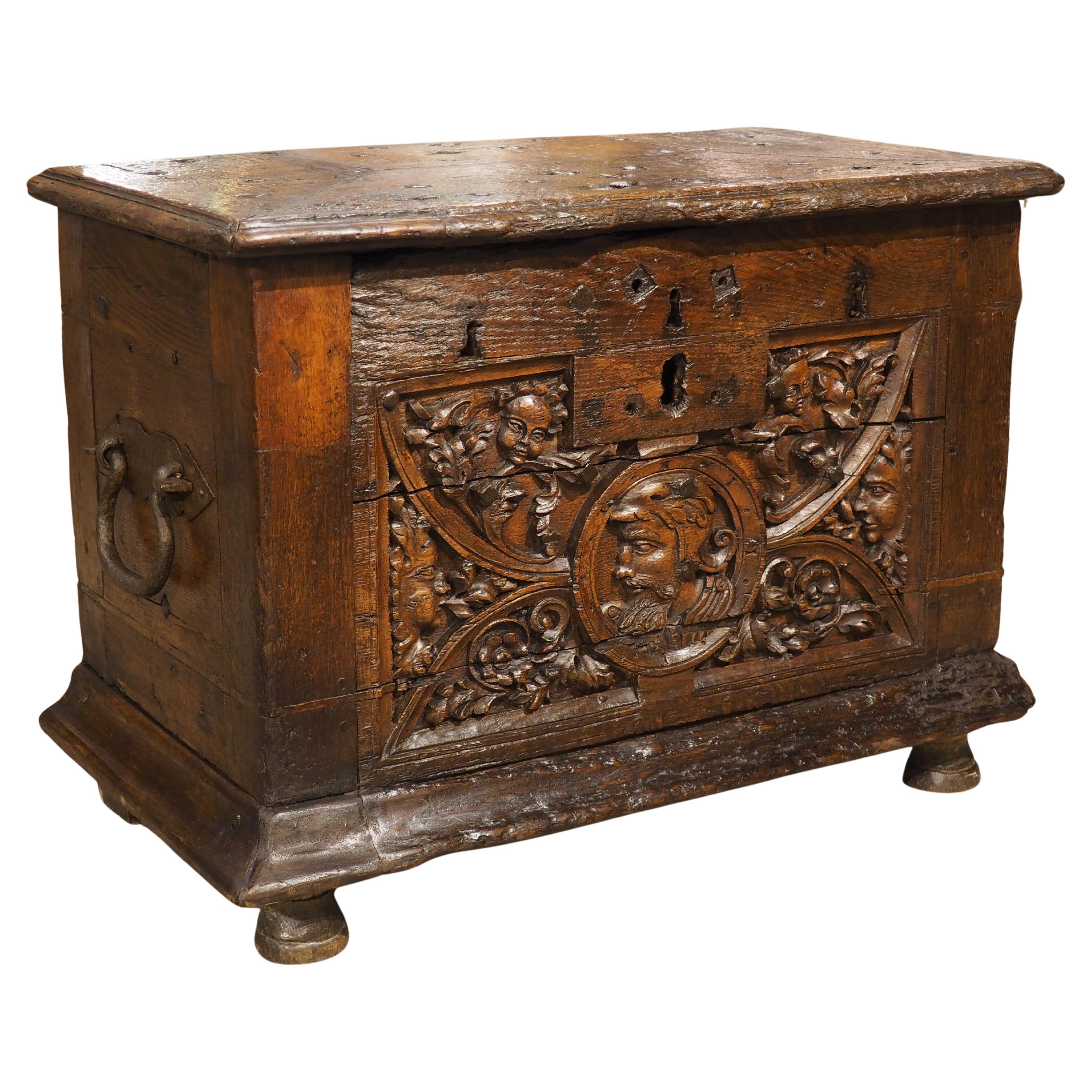 Coffre-fort en Oak Oak Flemish du 16ème siècle avec courroie en fer