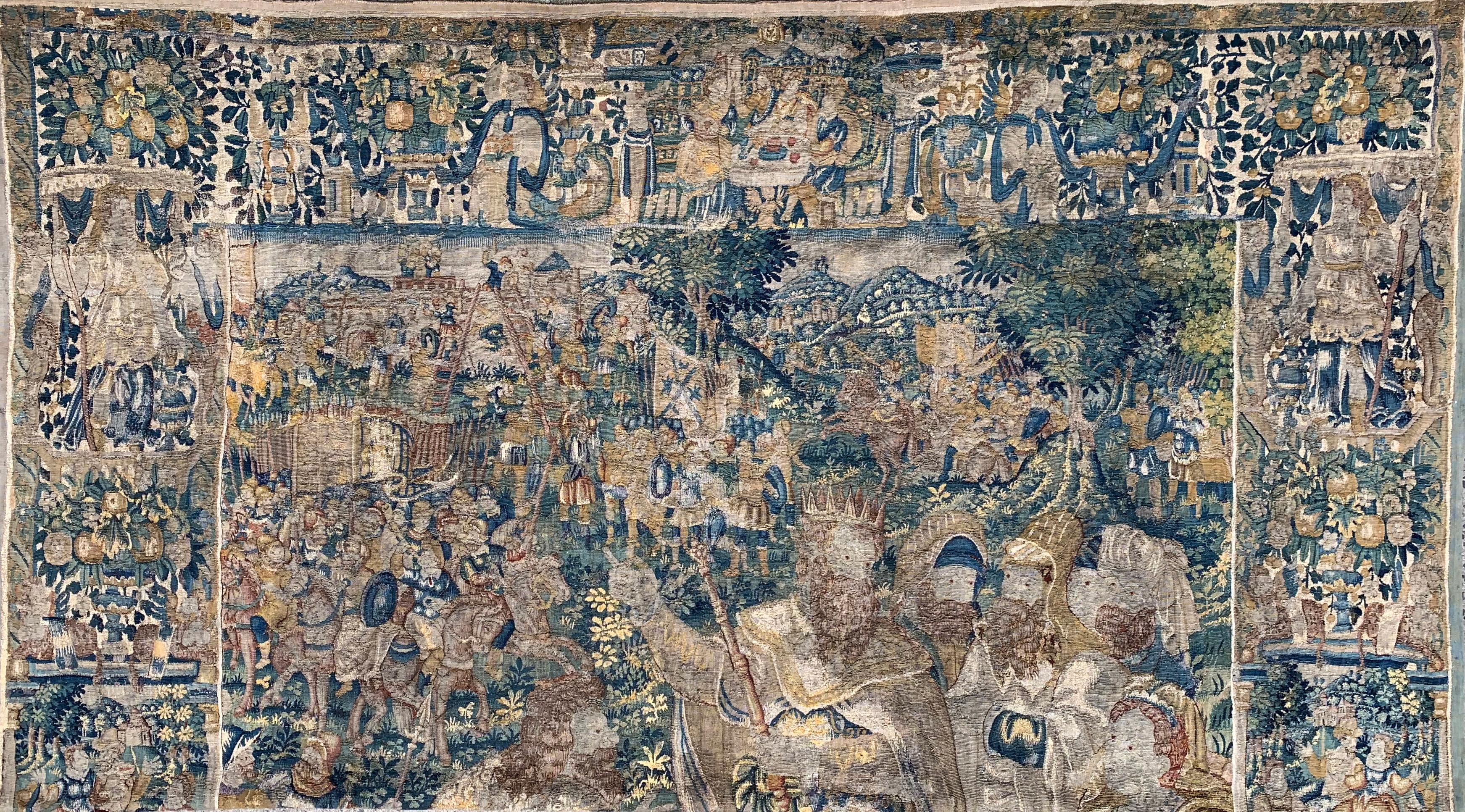 Une magnifique tapisserie biblique en laine et en soie probablement réalisée dans le centre de tissage flamand d'Audenarde. Avec une histoire de production de tapisseries remontant à 1368, la ville a créé certaines des plus belles tapisseries de