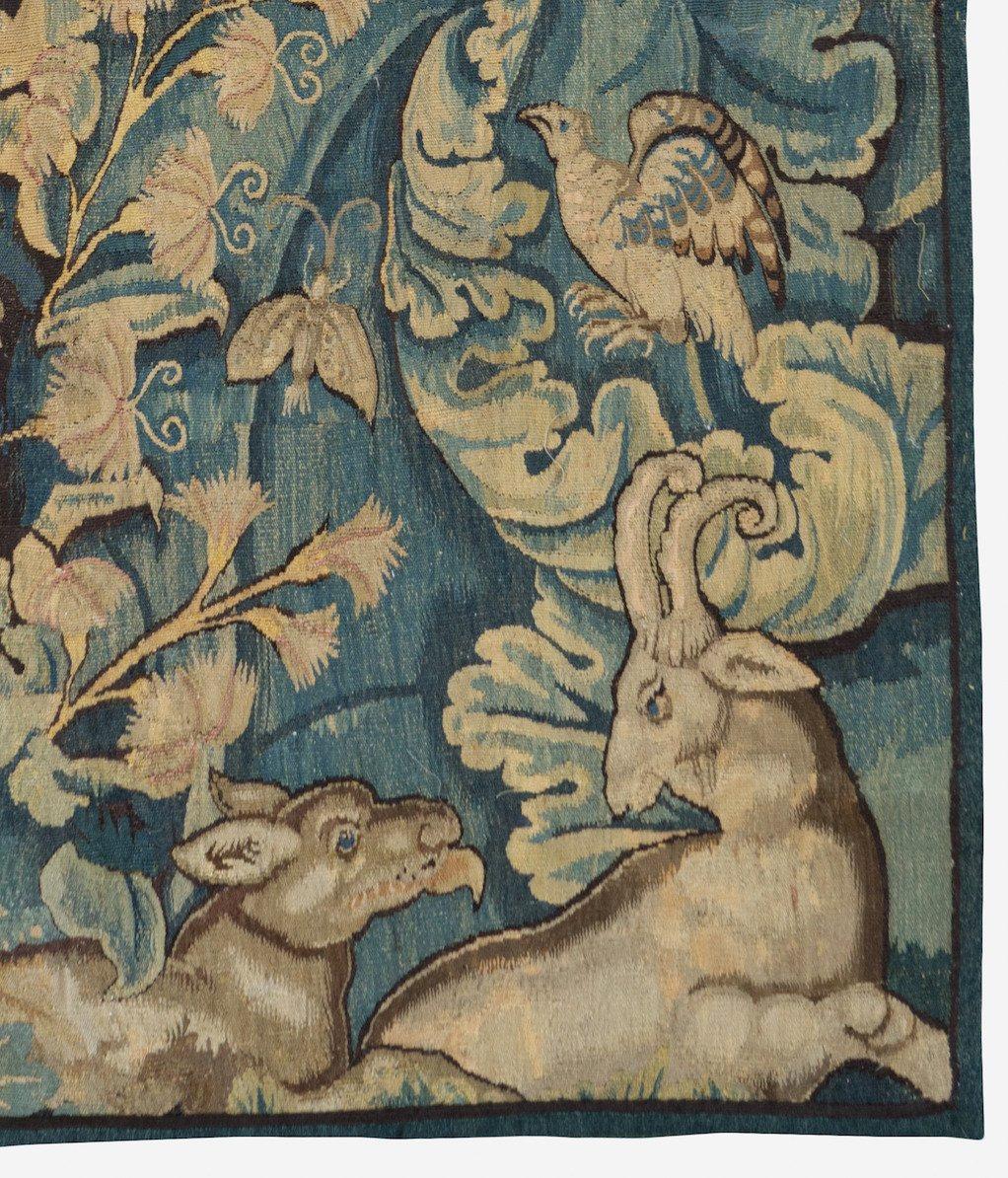 Ein seltener flämischer Wandteppich aus Verdure Feuilles de Choux aus dem 16. 

Feuilles de Choux (Kohlblätter) sind große Blätter in einem allgemeinen, oft wilden Motiv mit Tieren der Jagd oder exotischen Kreaturen, die wegen ihrer Schönheit und