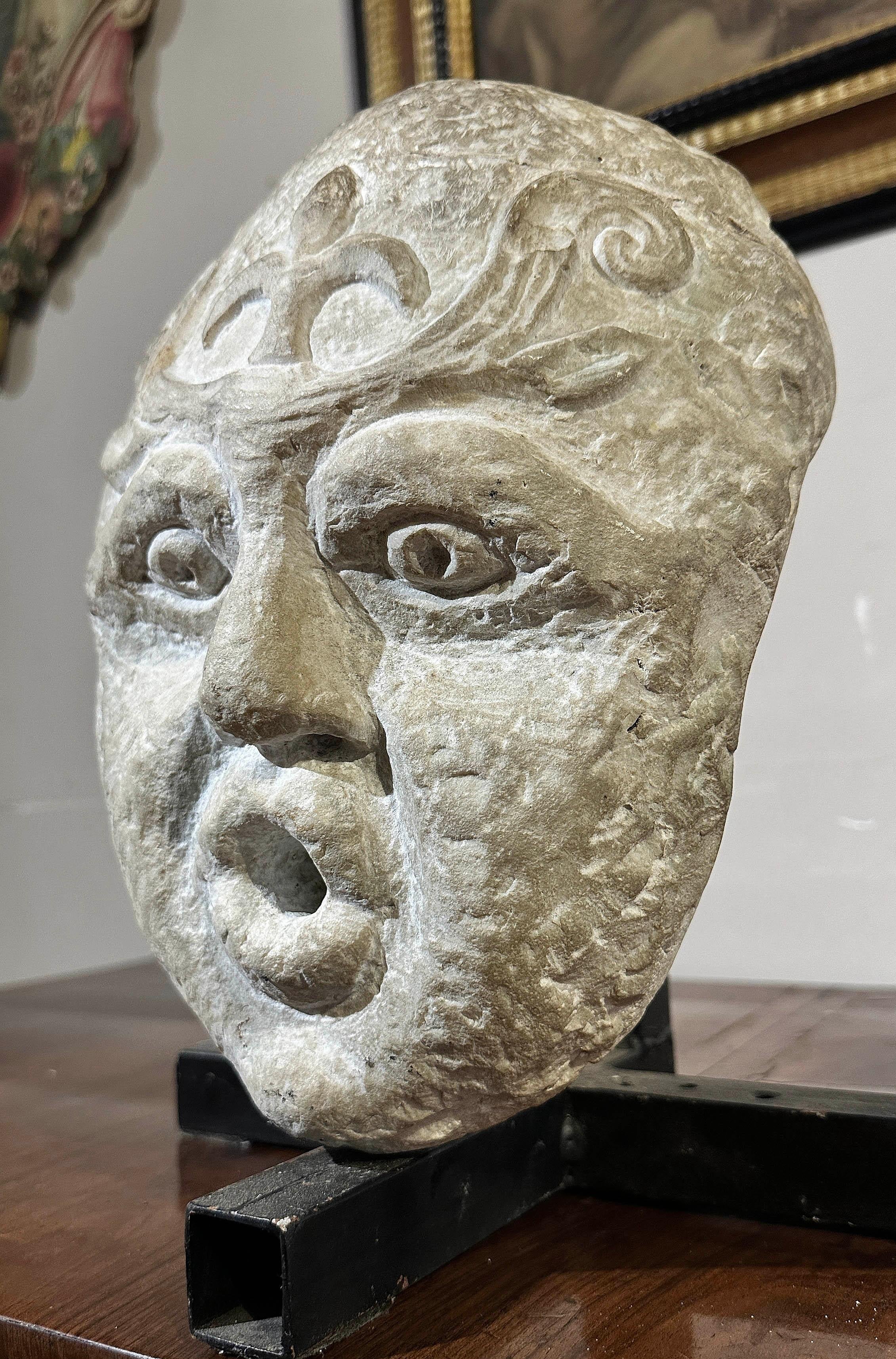 Unica e preziosa scultura in marmo bianco scolpito, probabilmente raffigurante Eolo, il dio del vento. La scultura nasce come maschera da fontana, come dimostra l'apertura della bocca da cui fuoriesce l'acqua. La parte posteriore è più liscia,