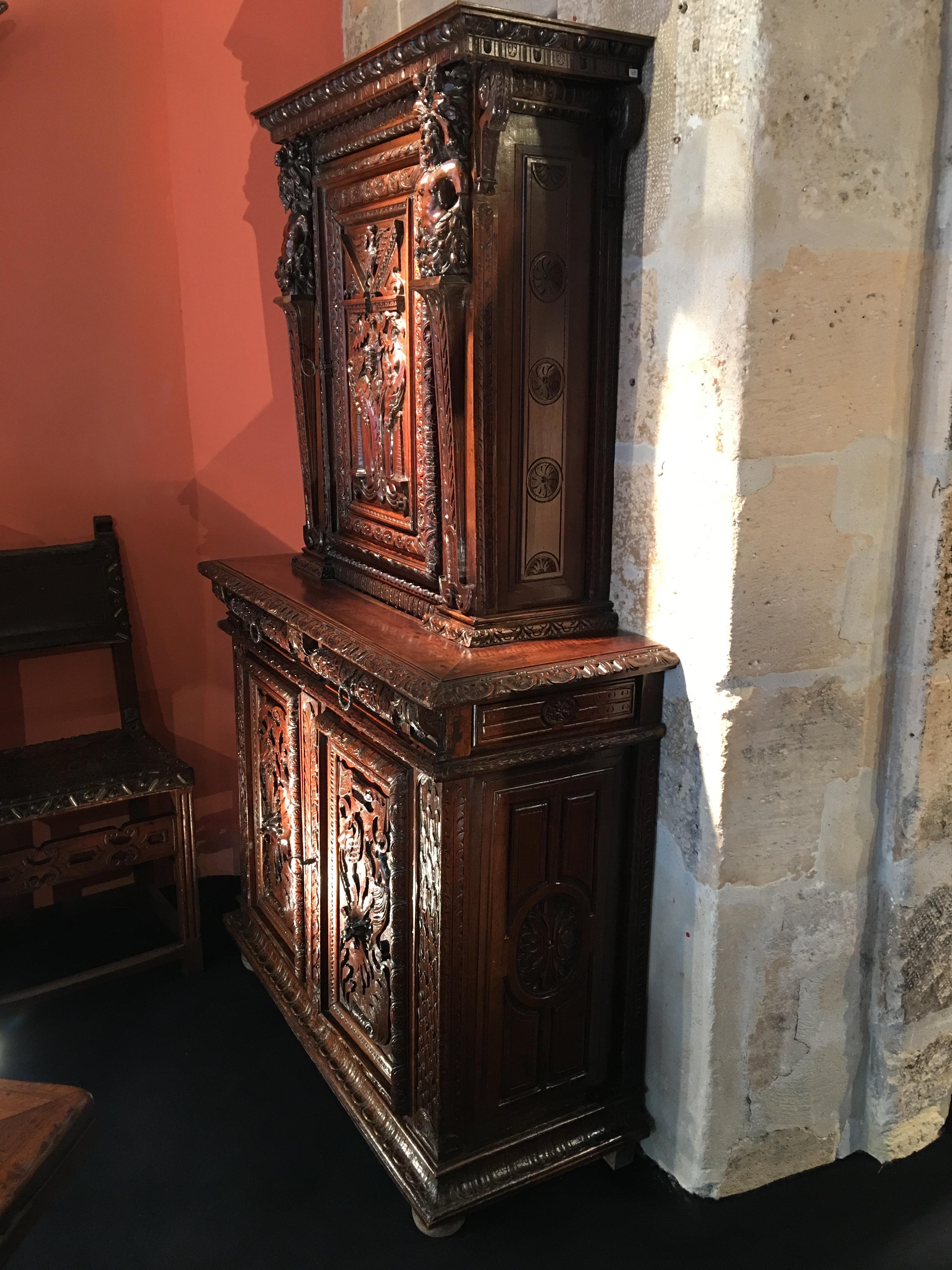 16th Century French Carved Renaissance Cabinet In Good Condition For Sale In Saint-Ouen, FR