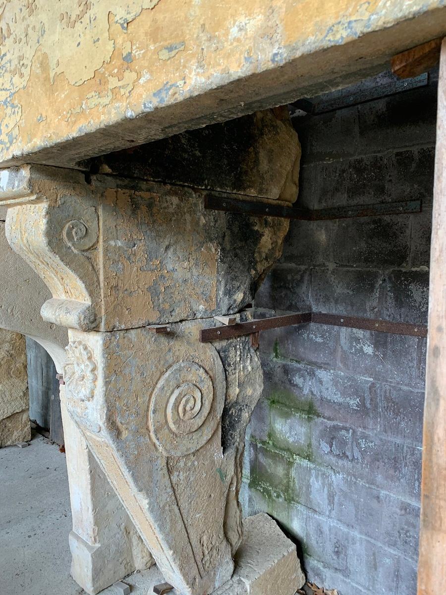 16th Century French Fireplace Mantel In Fair Condition For Sale In Vosselaar, BE
