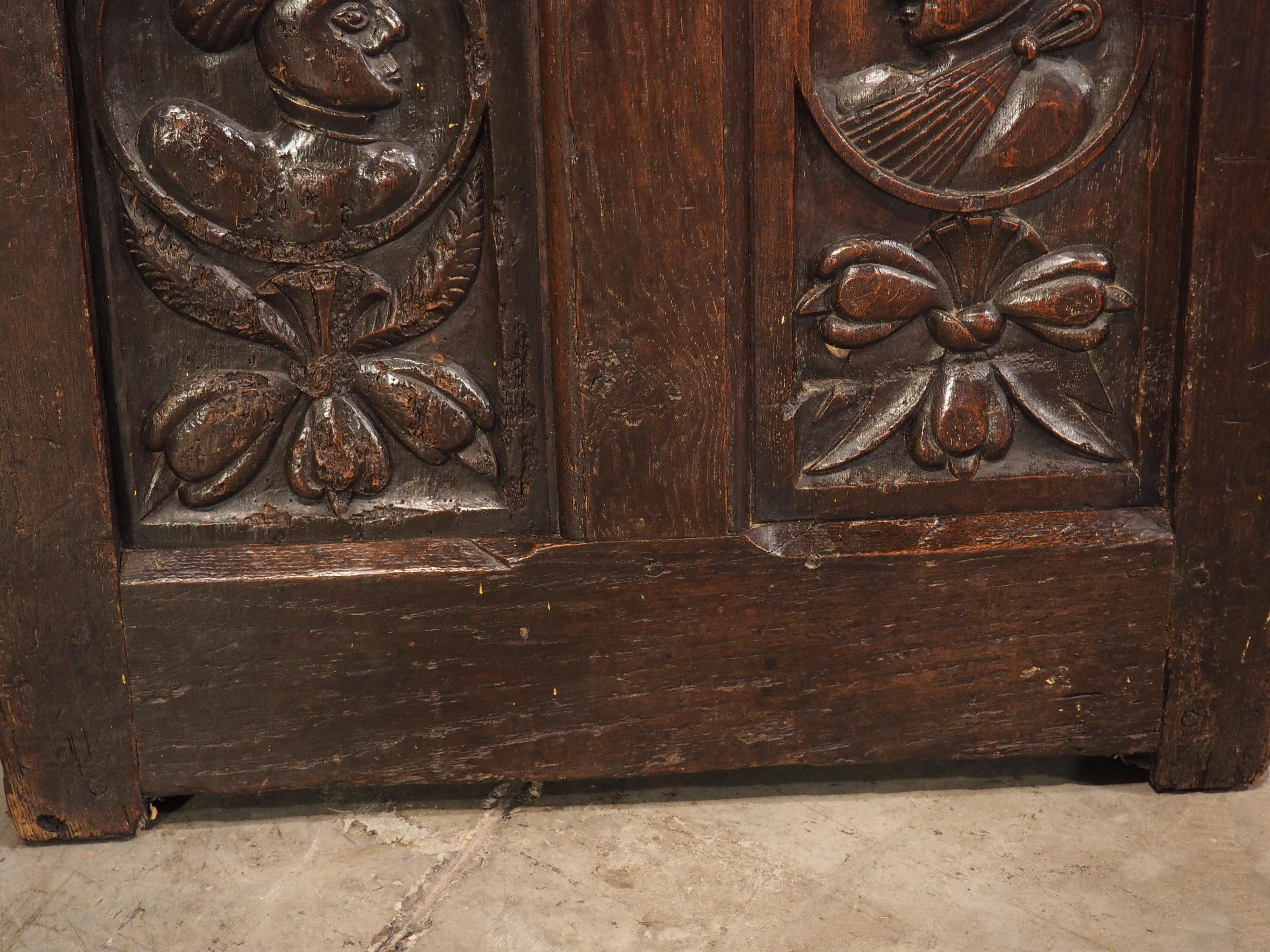 Alors que de nombreux meubles de la Renaissance italienne étaient fortement peints ou incrustés de motifs décoratifs, les exemples français utilisaient des éléments sculptés à la main comme forme prédominante d'ornementation. Ce coffre en chêne
