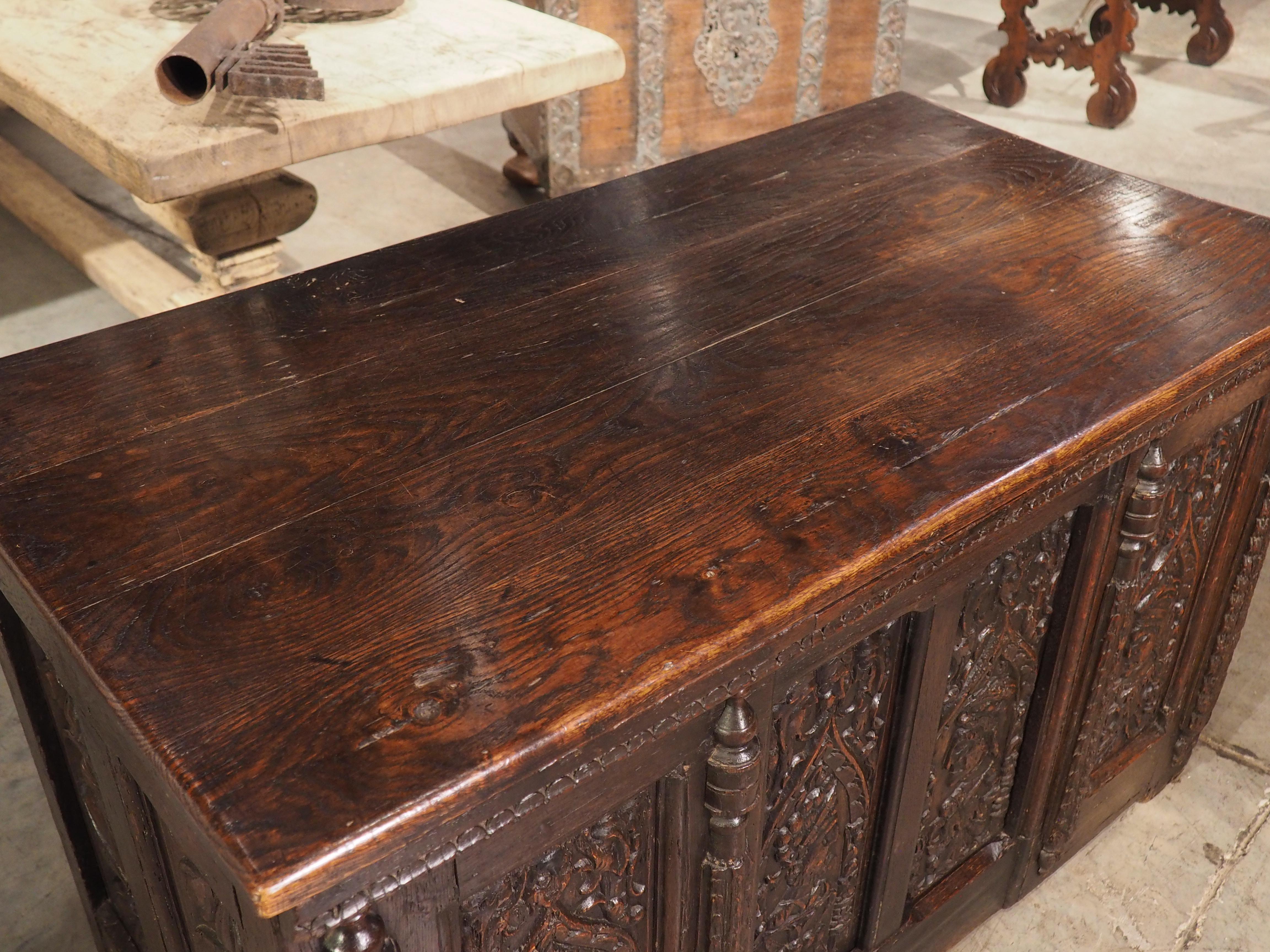 16th Century French Renaissance Chest in Carved Oak In Good Condition For Sale In Dallas, TX