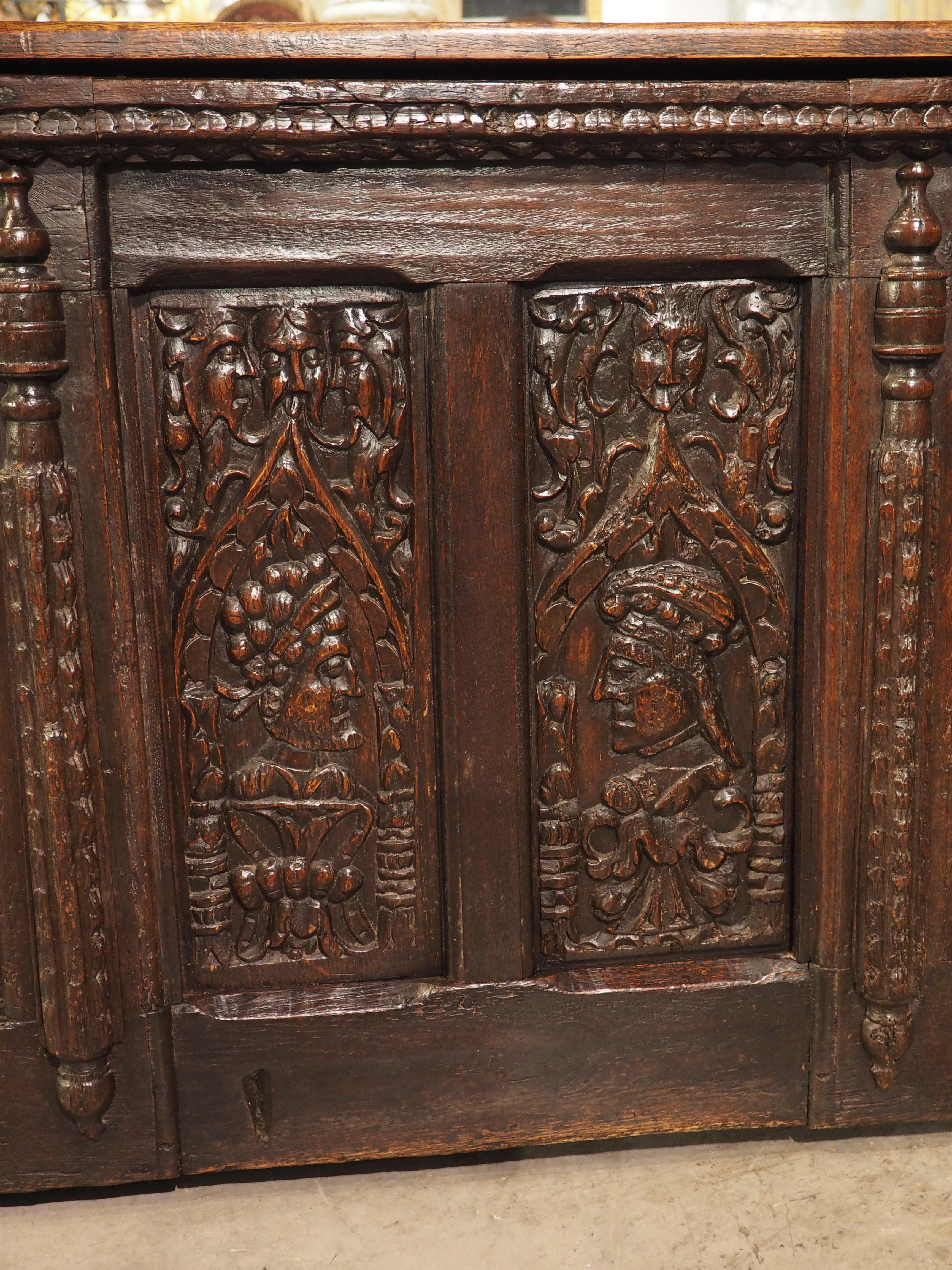 Französische Renaissance-Truhe aus geschnitzter Eiche aus dem 16. (Holz) im Angebot